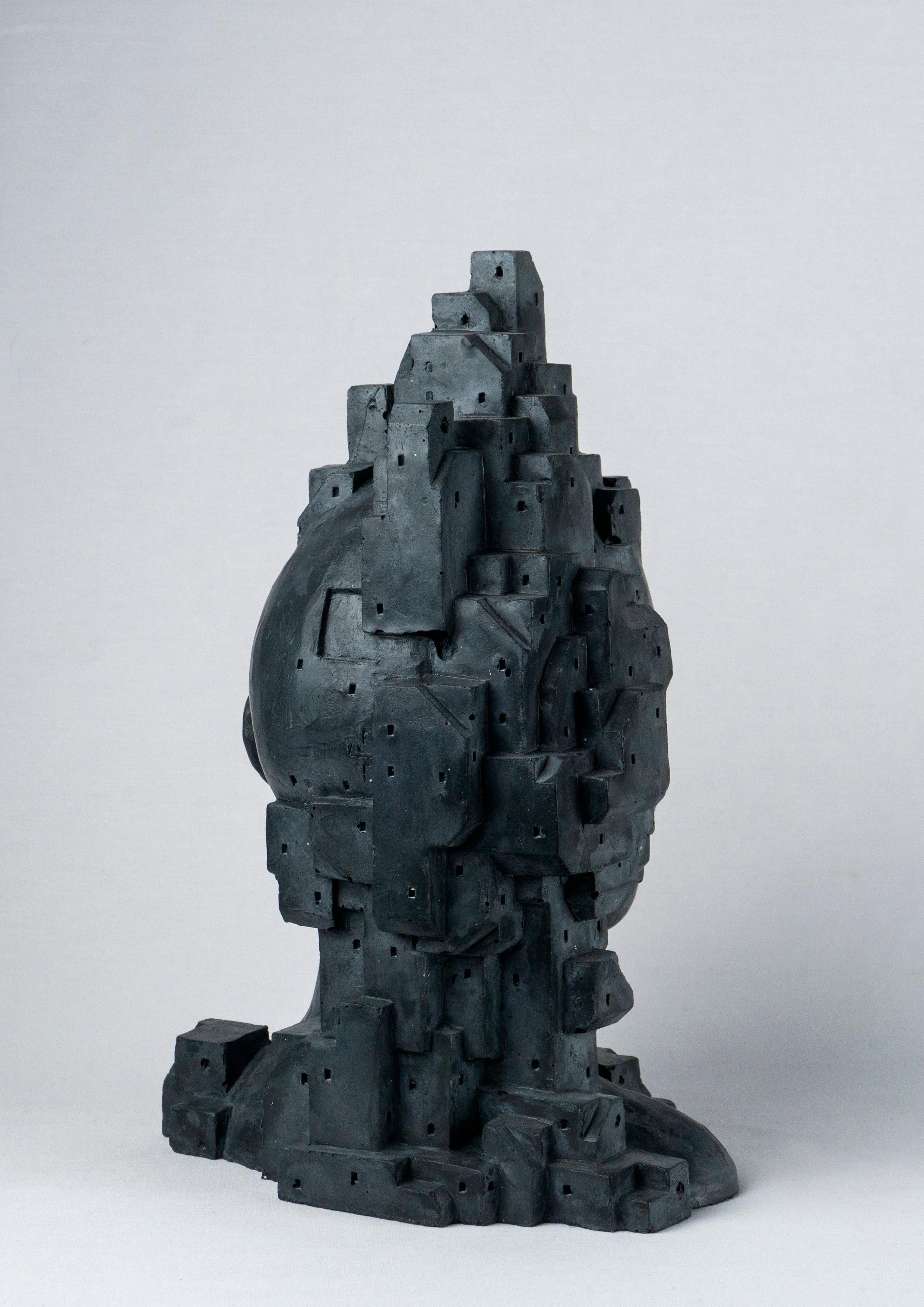 Busto figurativo architettonico ibrido in cemento nero. Antropotecnica 