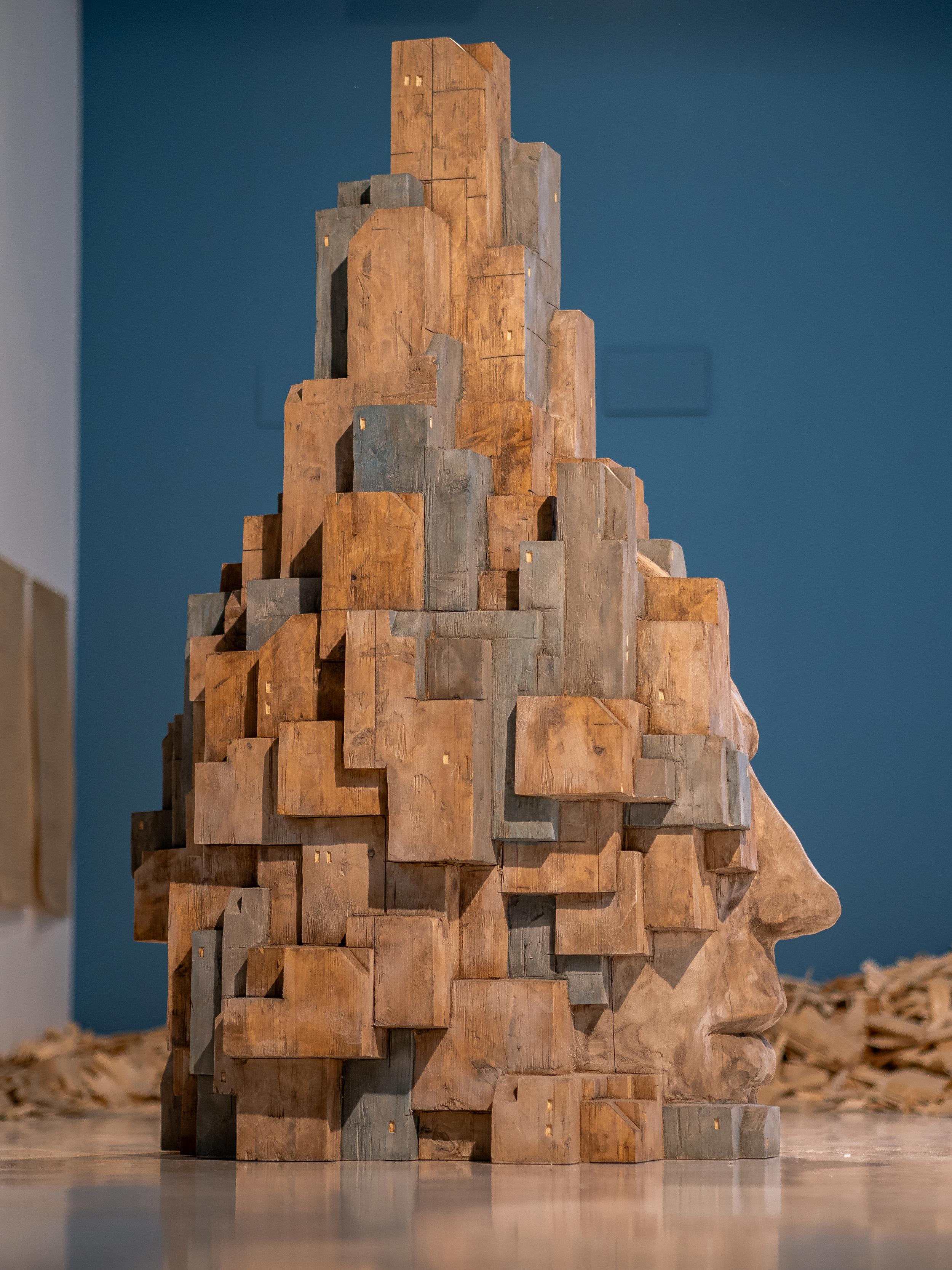 Grande sculpture architecturale en bois polychrome avec structure en blocs en vente 6