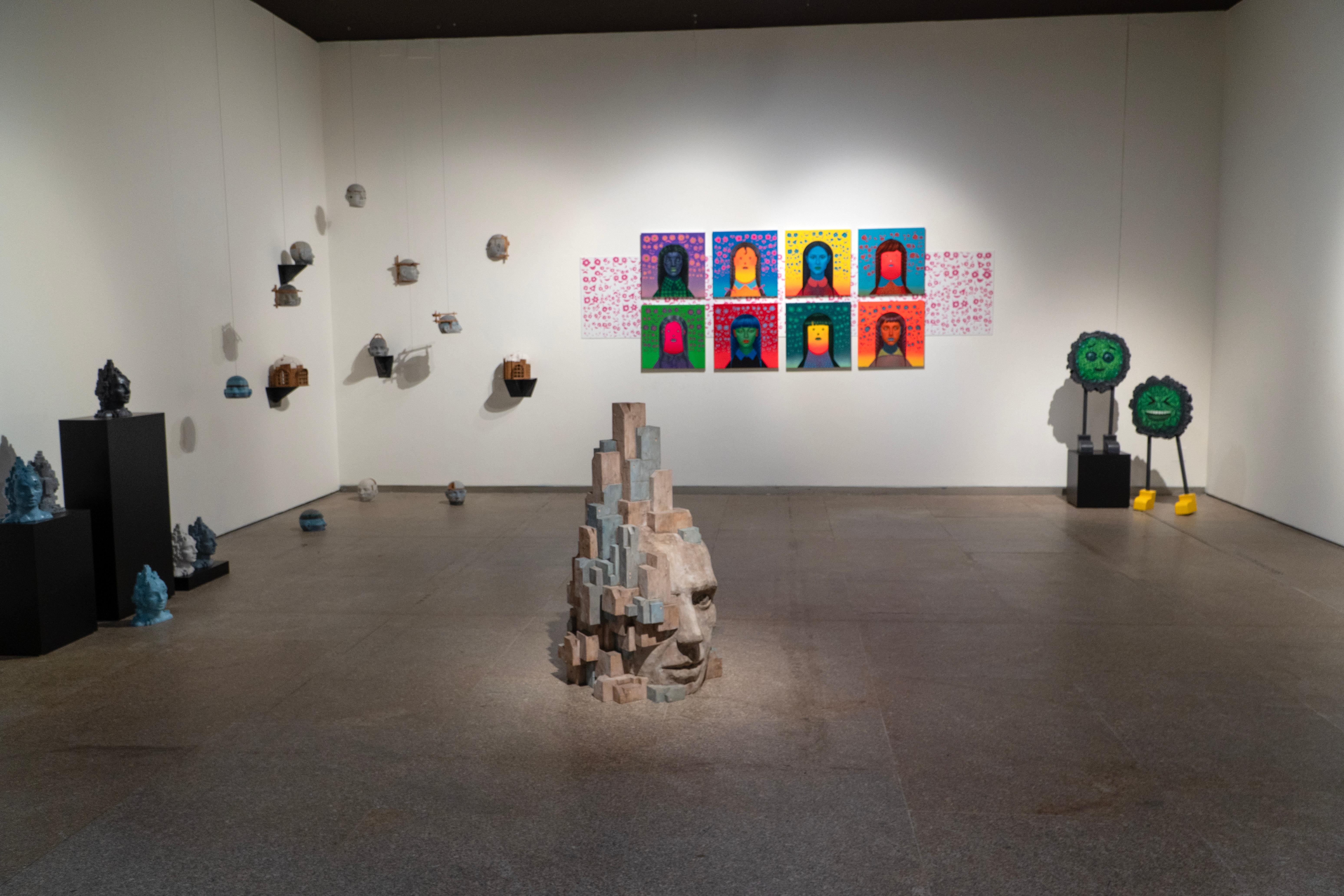 Grande sculpture architecturale en bois polychrome avec structure en blocs en vente 8