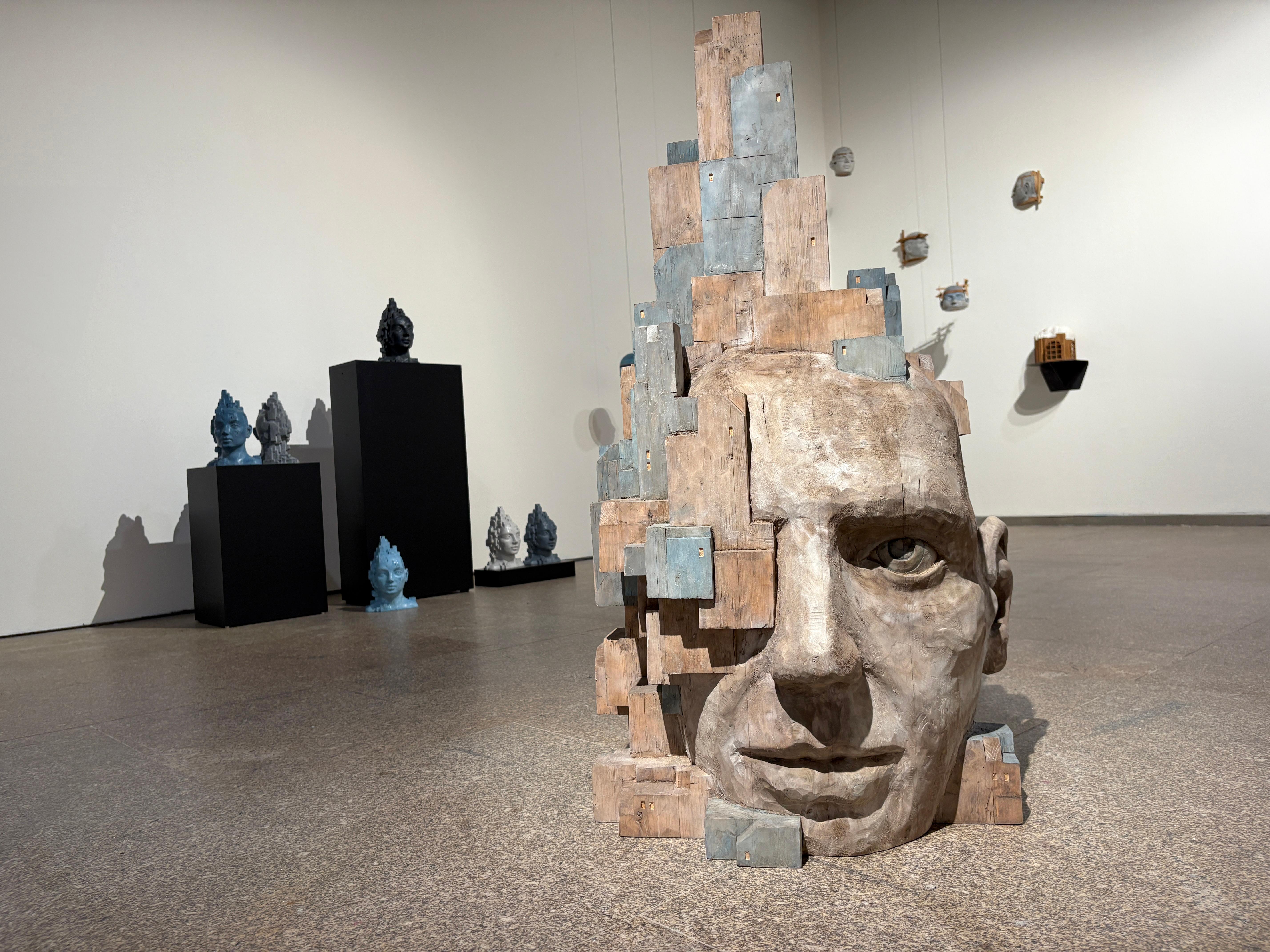 Grande sculpture architecturale en bois polychrome avec structure en blocs - Sculpture de Jose Perozo