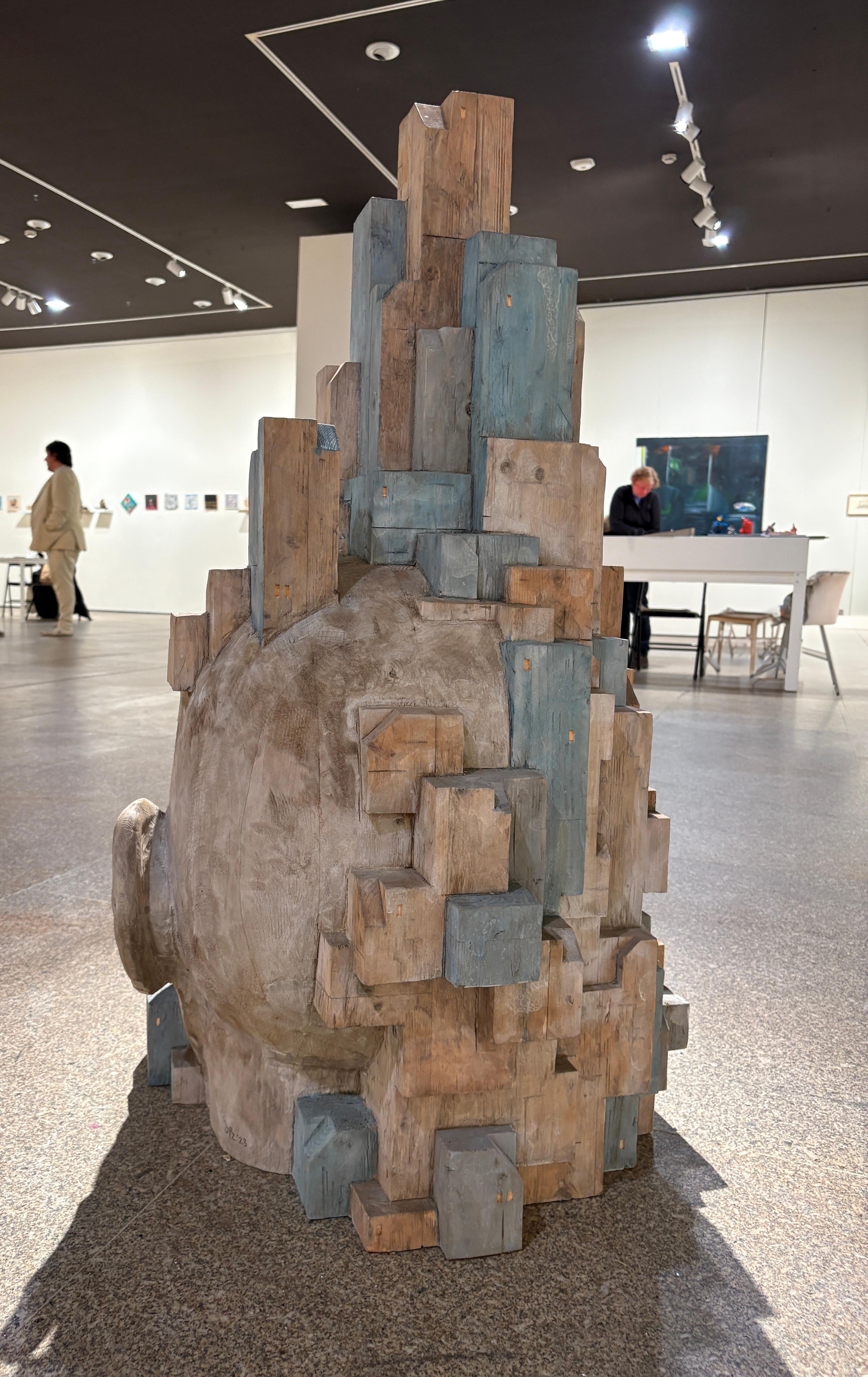 Grande sculpture architecturale en bois polychrome avec structure en blocs - Marron Figurative Sculpture par Jose Perozo