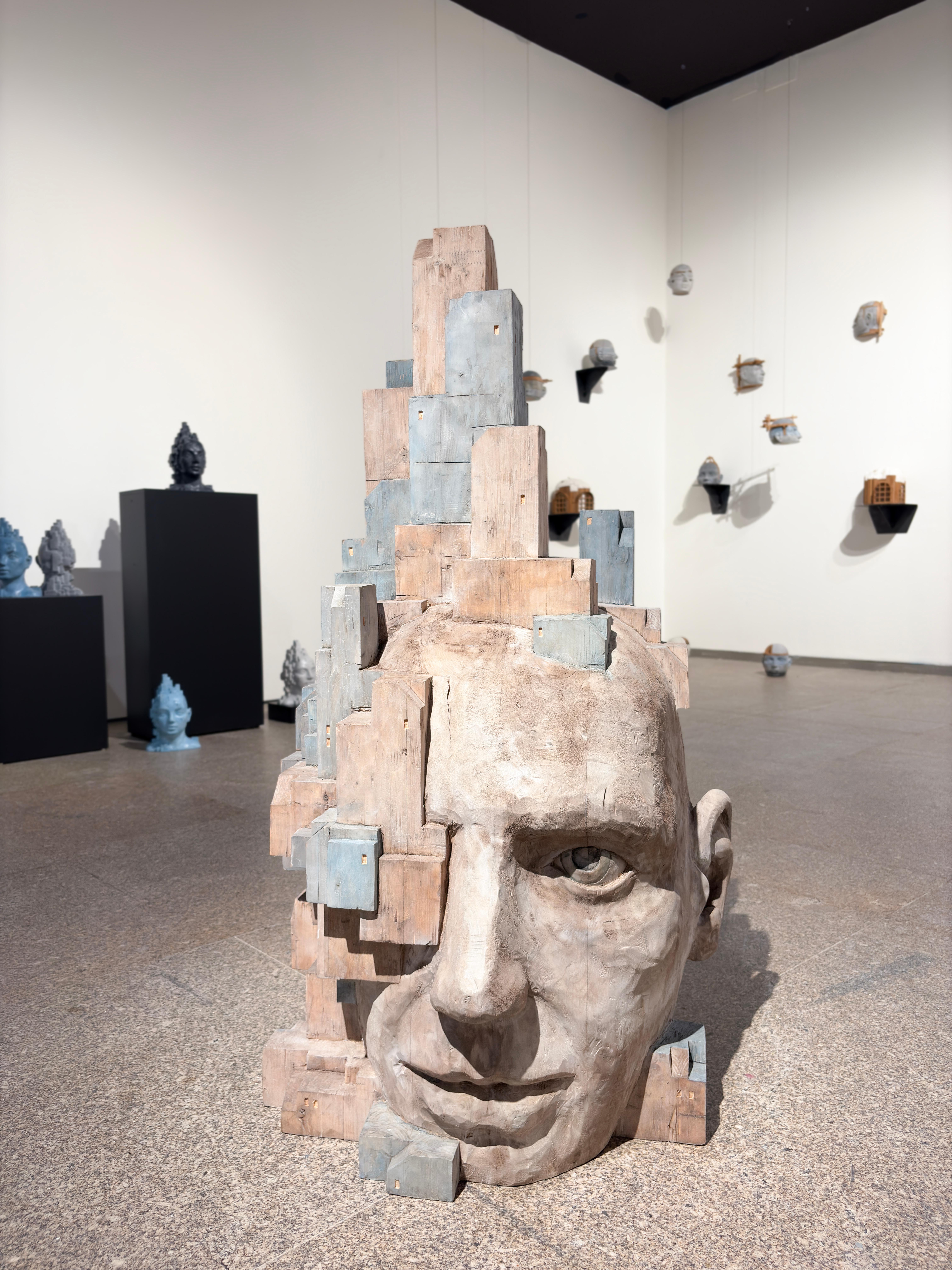 Cette grande sculpture architecturale en bois est une œuvre phare de l'exploration continue de l'anthropotecture par José Perozo, un terme qu'il utilise pour décrire la convergence entre la présence humaine et la forme architecturale. Antropotectura