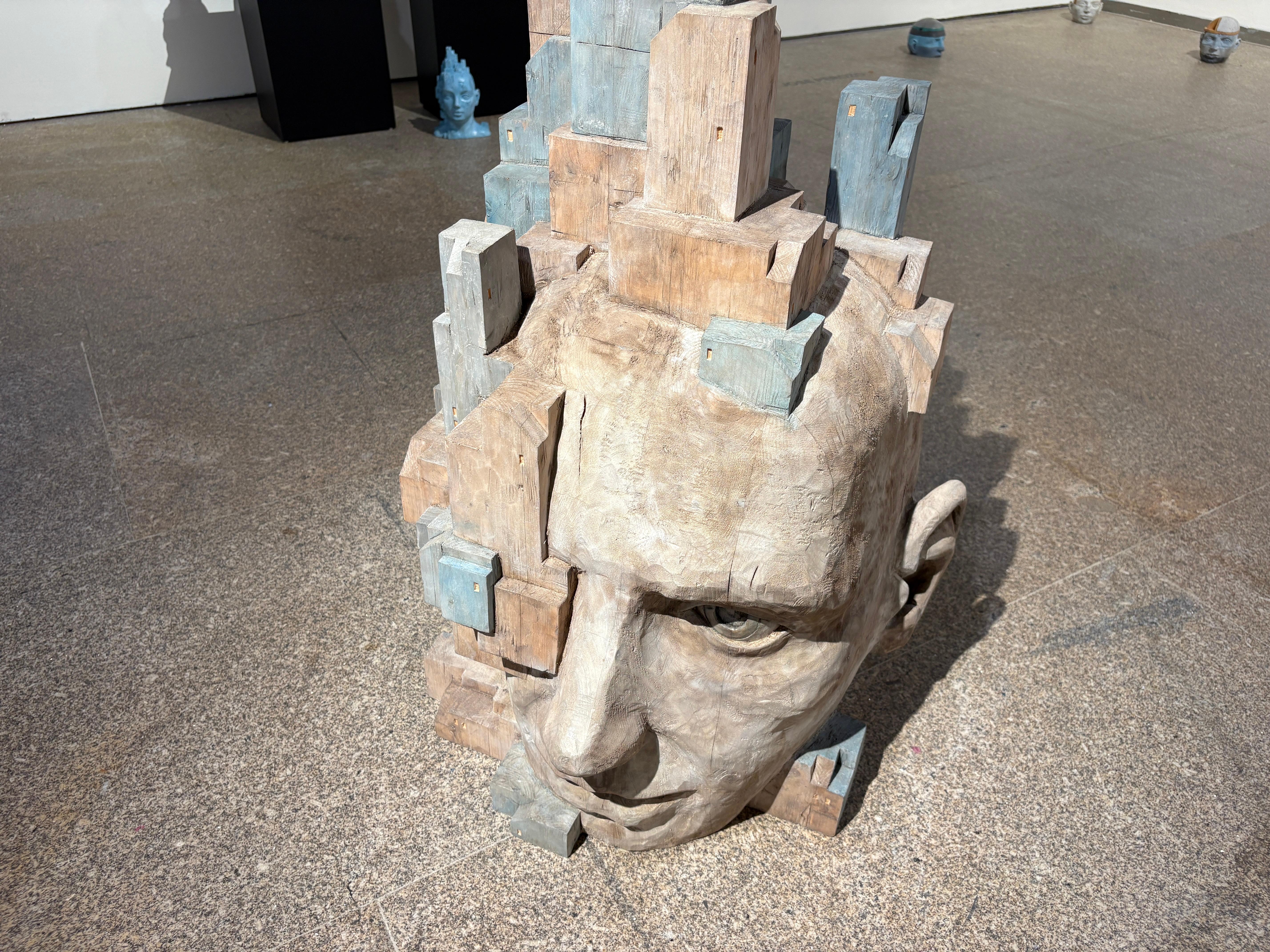 Grande sculpture architecturale en bois polychrome avec structure en blocs en vente 1