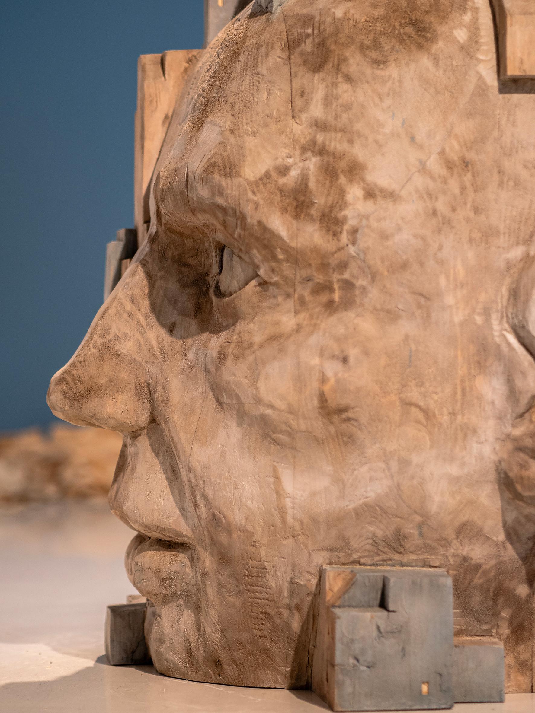 Grande sculpture architecturale en bois polychrome avec structure en blocs en vente 3