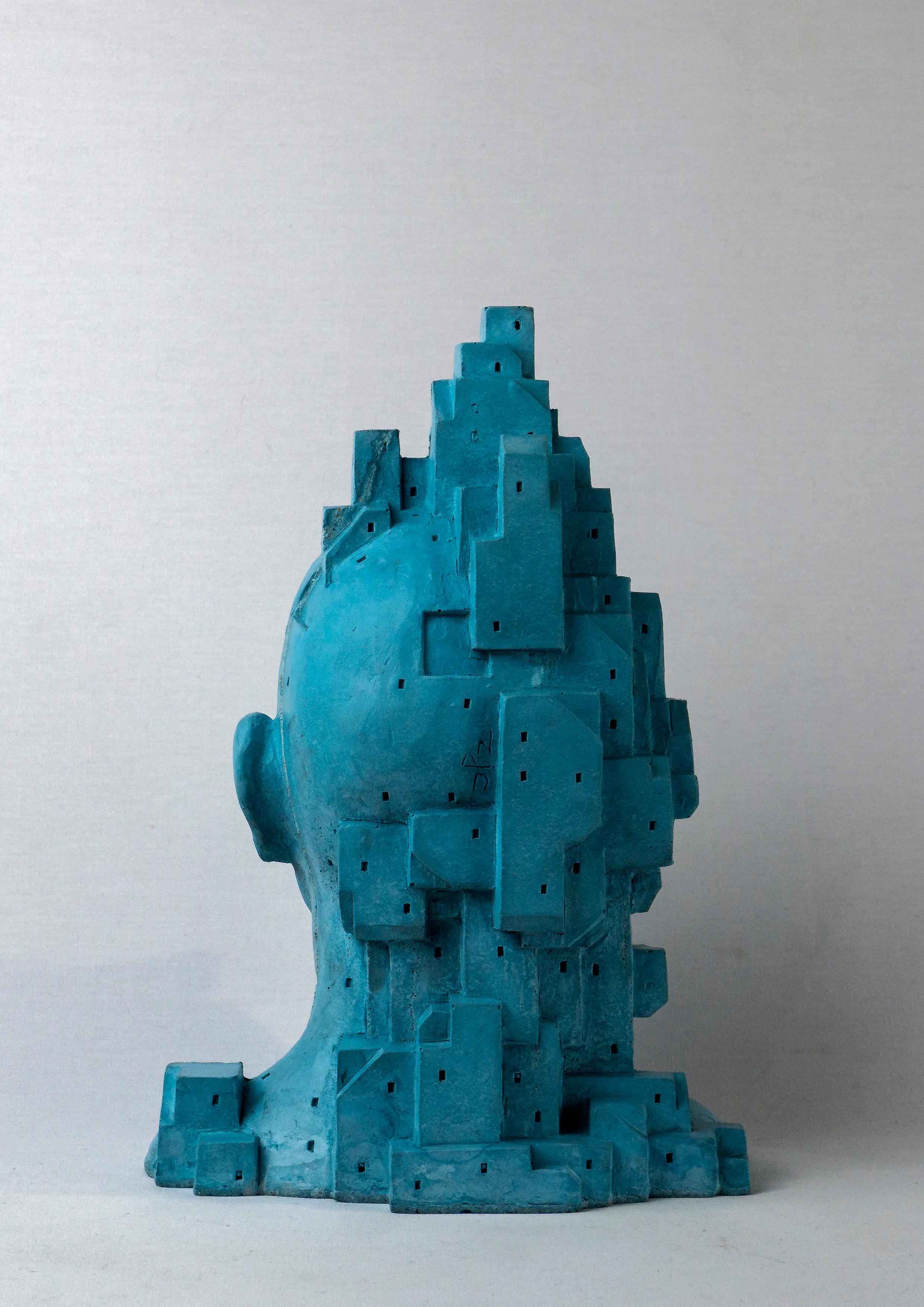 Escultura figurativa arquitectónica de cemento turquesa. Antropotectura LarA 017 en venta 5