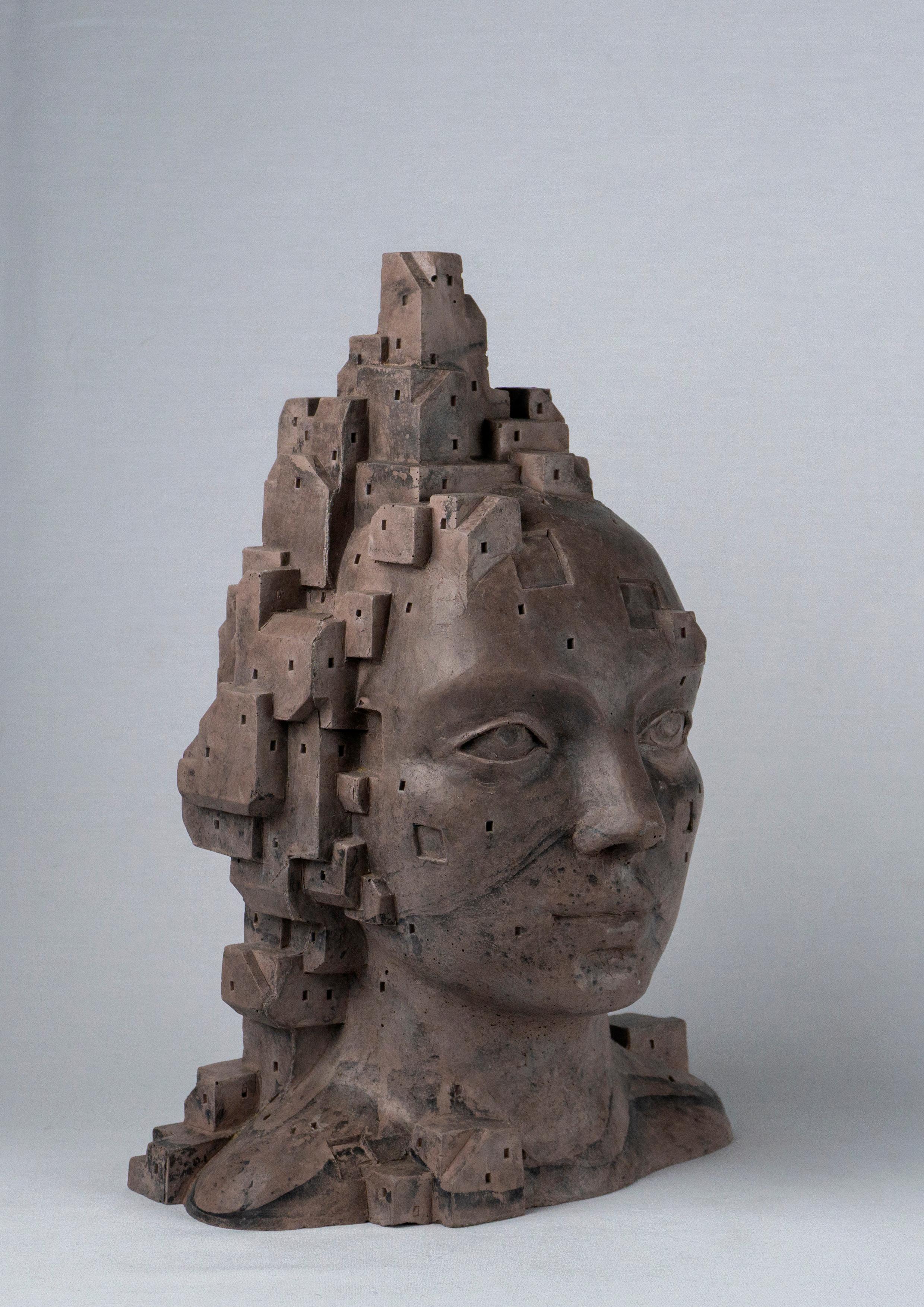 Busto marrón rojizo con venas negras - "LarA 009", Escultura pintada a mano