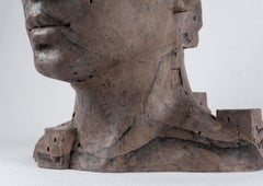 Rötlich-braune Büste mit schwarzen Adern - "LarA 009", handkolorierte Skulptur