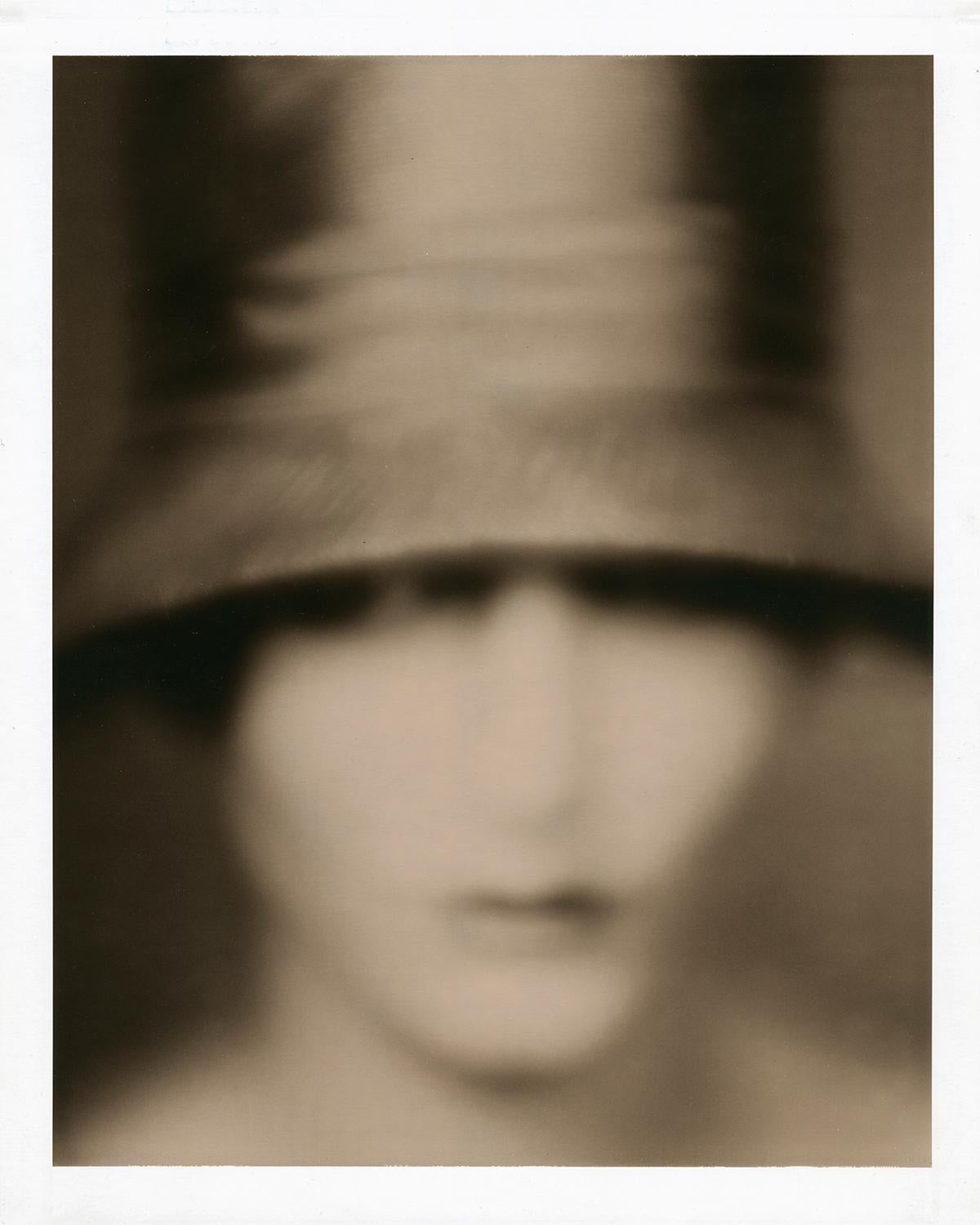 Jose Picayo Portrait Photograph – „Neiman Marcus, Reka“, New York, NY, 2002
