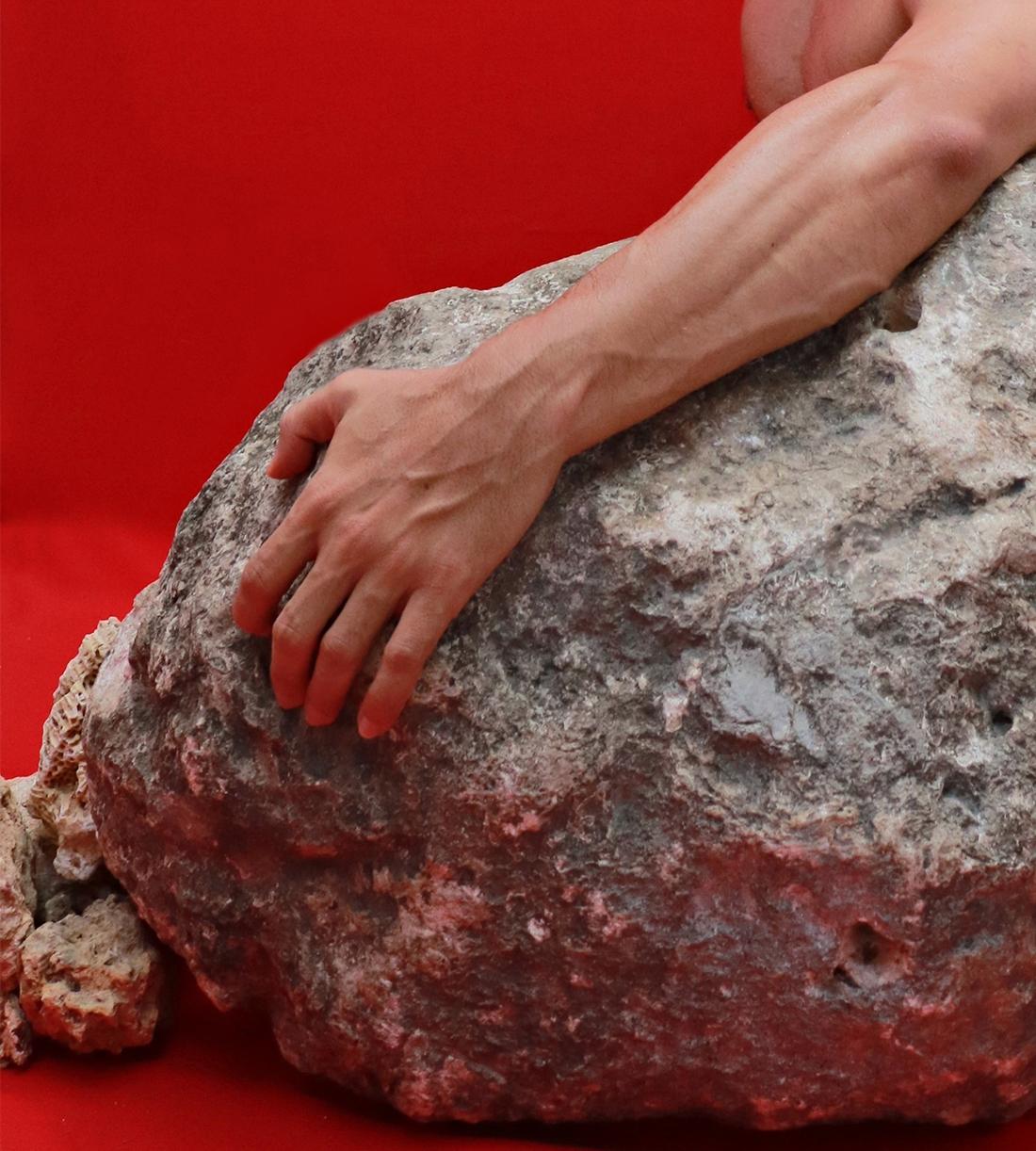 Selbstporträt #10 aus der Serie „La Piedra Sustituta II“, imitierte Auflage (Rot), Color Photograph, von Jose Sierra