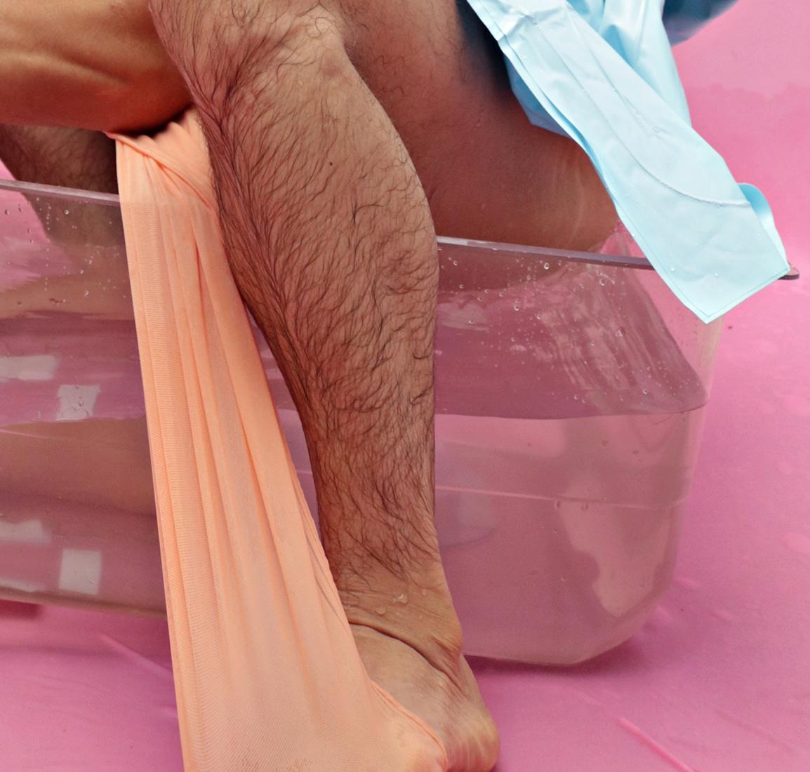 Selbstporträt #21 aus der Serie Un niño en el Chicle. Limitierte Auflage eines Fotos (Pink), Nude Photograph, von Jose Sierra