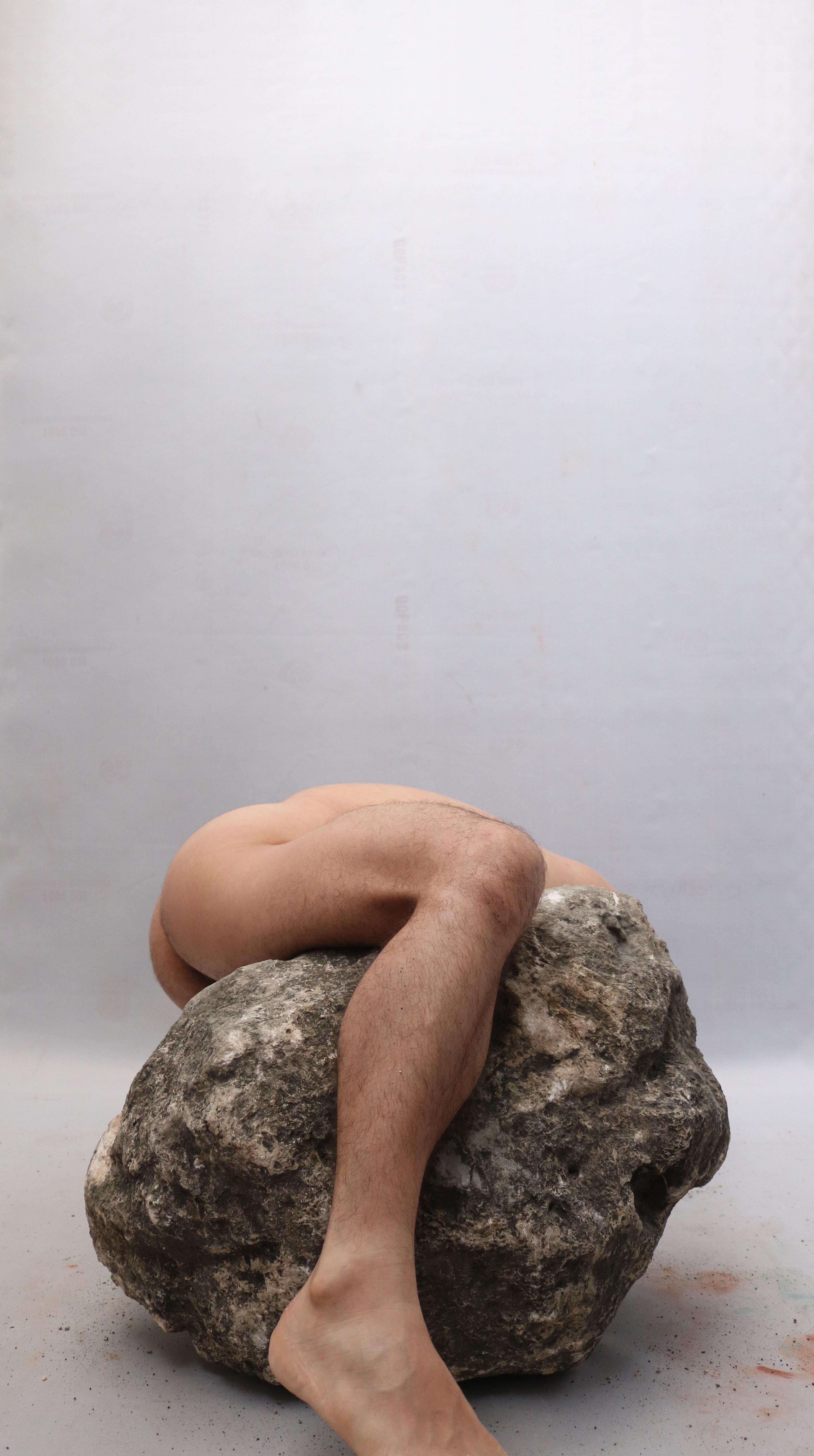Nude Photograph Jose Sierra - Self Portrait n° 3 de la série La Piedra Sustituta. Photographie en édition limitée