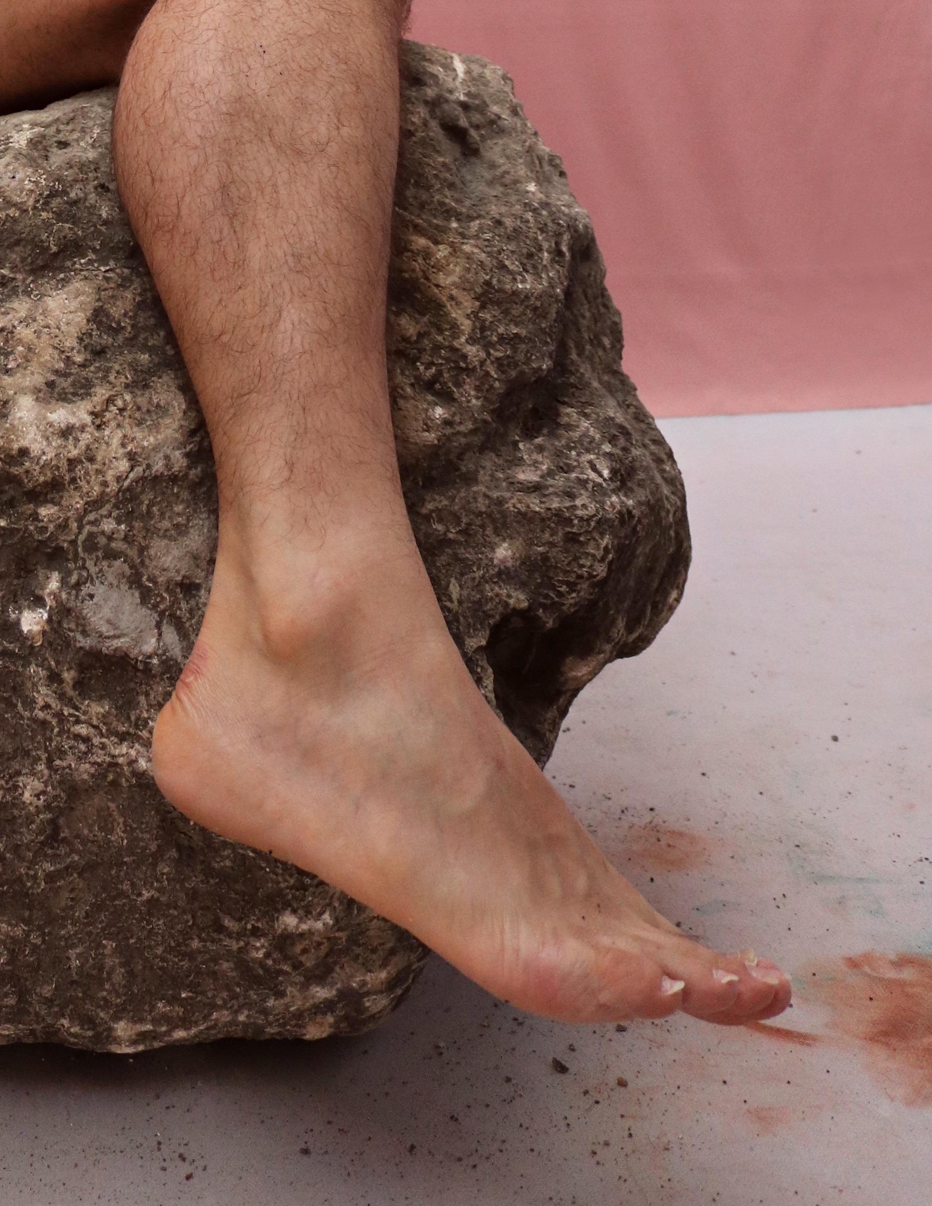 Selbstporträt #5. Serie „La Piedra Sustituta“. Farbfotografie in limitierter Auflage (Braun), Color Photograph, von Jose Sierra