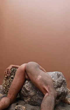 Selbstporträt #6 aus der Serie „La Piedra Sustituta II“. Nackt  Farbfotografie