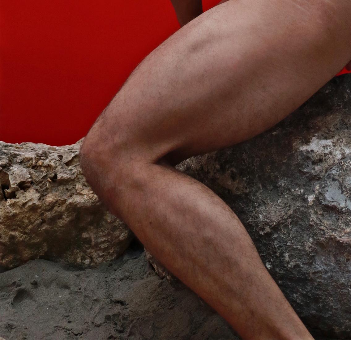 Autorretrato nº 9 De la Serie La Piedra Sustituta II. Fotografía en color de edición limitada - Color Photograph Rojo de Jose Sierra
