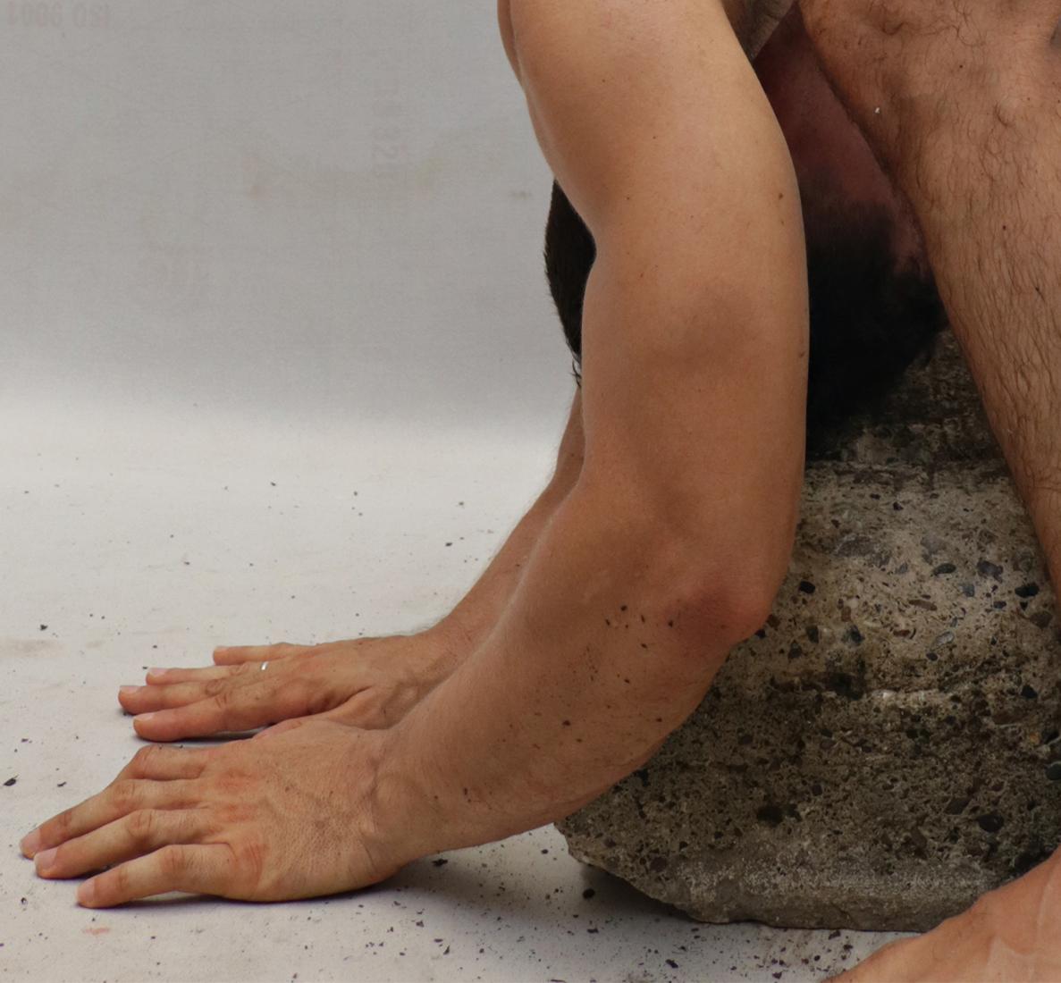 Selbstporträt #17 aus der Serie El Envuelto Divino. Limitierte Auflage eines Fotos – Photograph von Jose Sierra
