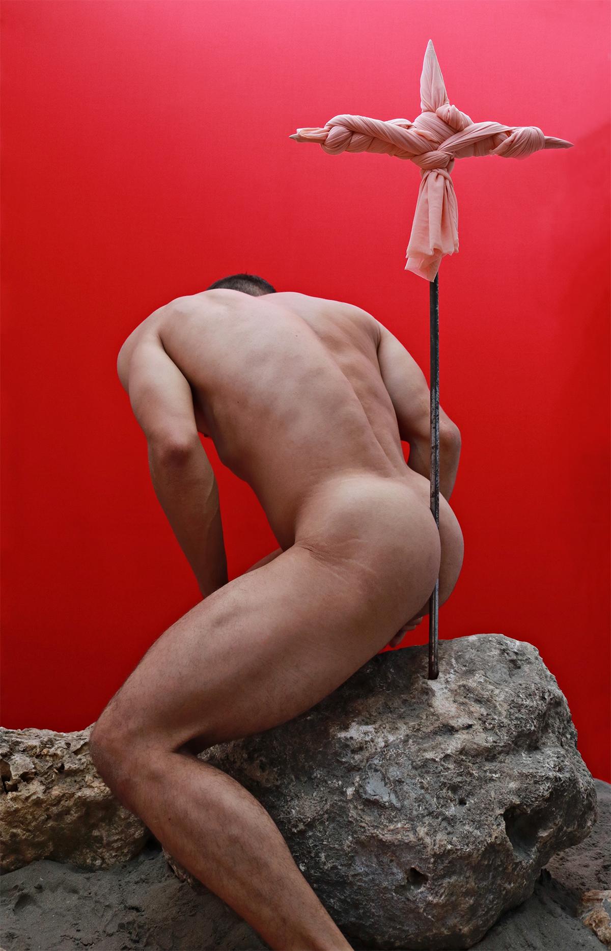 Jose Sierra Nude Photograph – Selbstporträt #9 aus der Serie „La Piedra Sustituta II“. Limitierte Auflage Farbfoto