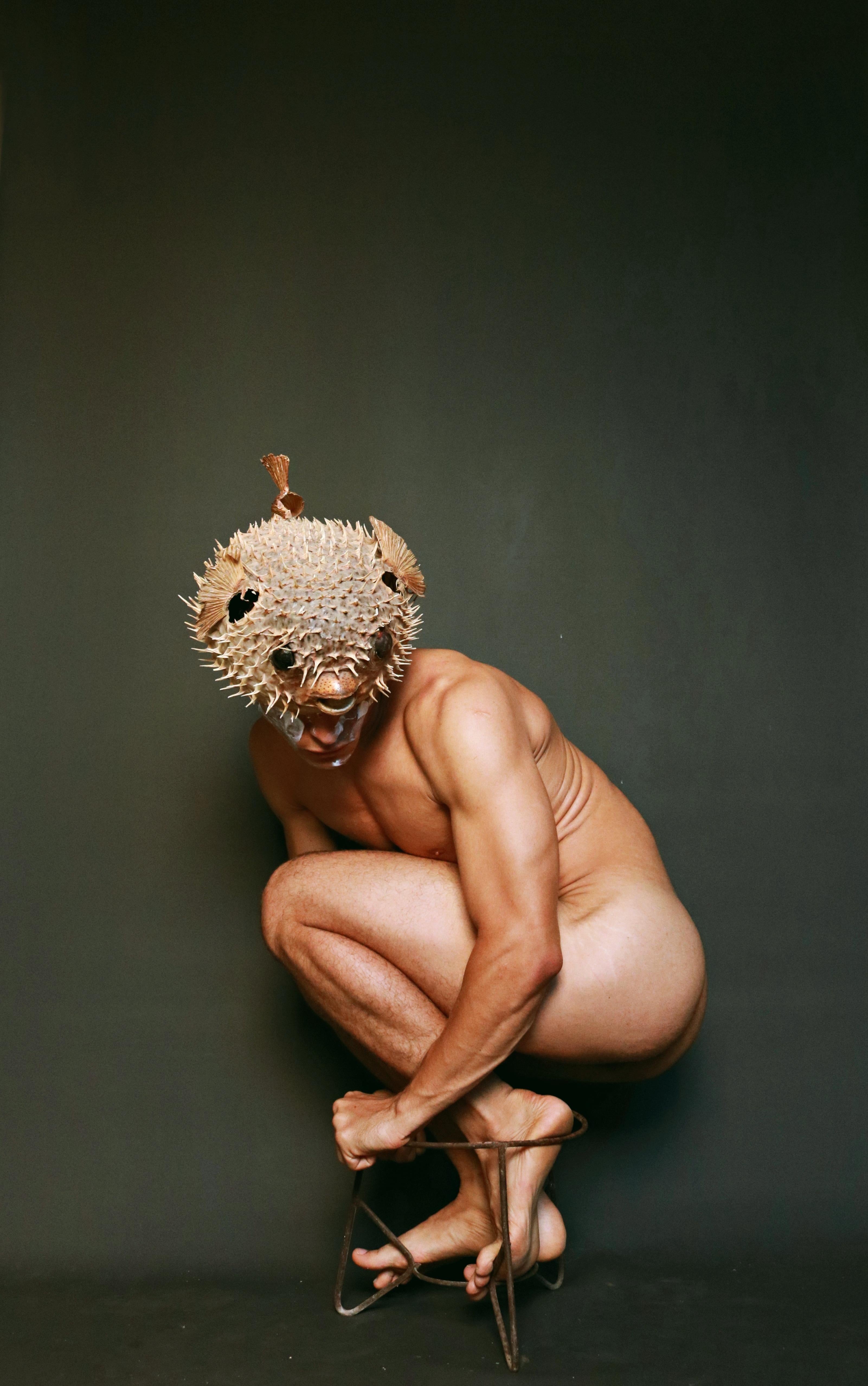 Impression d'œuvres d'art Pulpit in Room en édition limitée signée par l'artiste - Noir Nude Photograph par Jose Sierra Vega