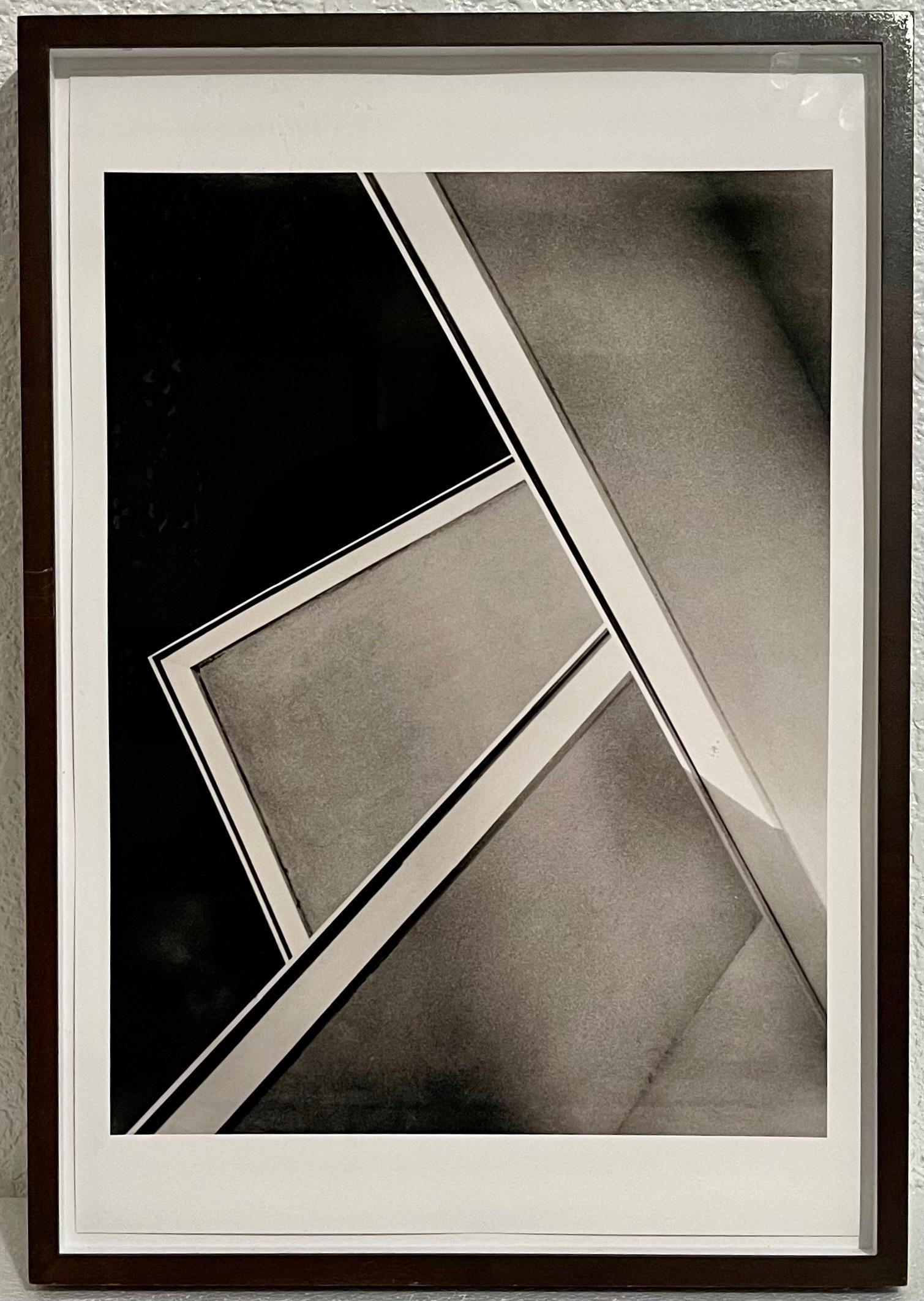 José Yalenti, (1895-1967) Brasilianischer Fotograf
"Beiras" (Seiten) 
Foto, nummeriert 5/15, CIRCA 1950, (später gedruckt) auf Premium-Luster-Fotopapier mit Ultrachrom-Tinte. 
Kunst: 15" H x  11" B; Rahmen: 20 1/4" H x 14 1/4" B. 
Provenienz: