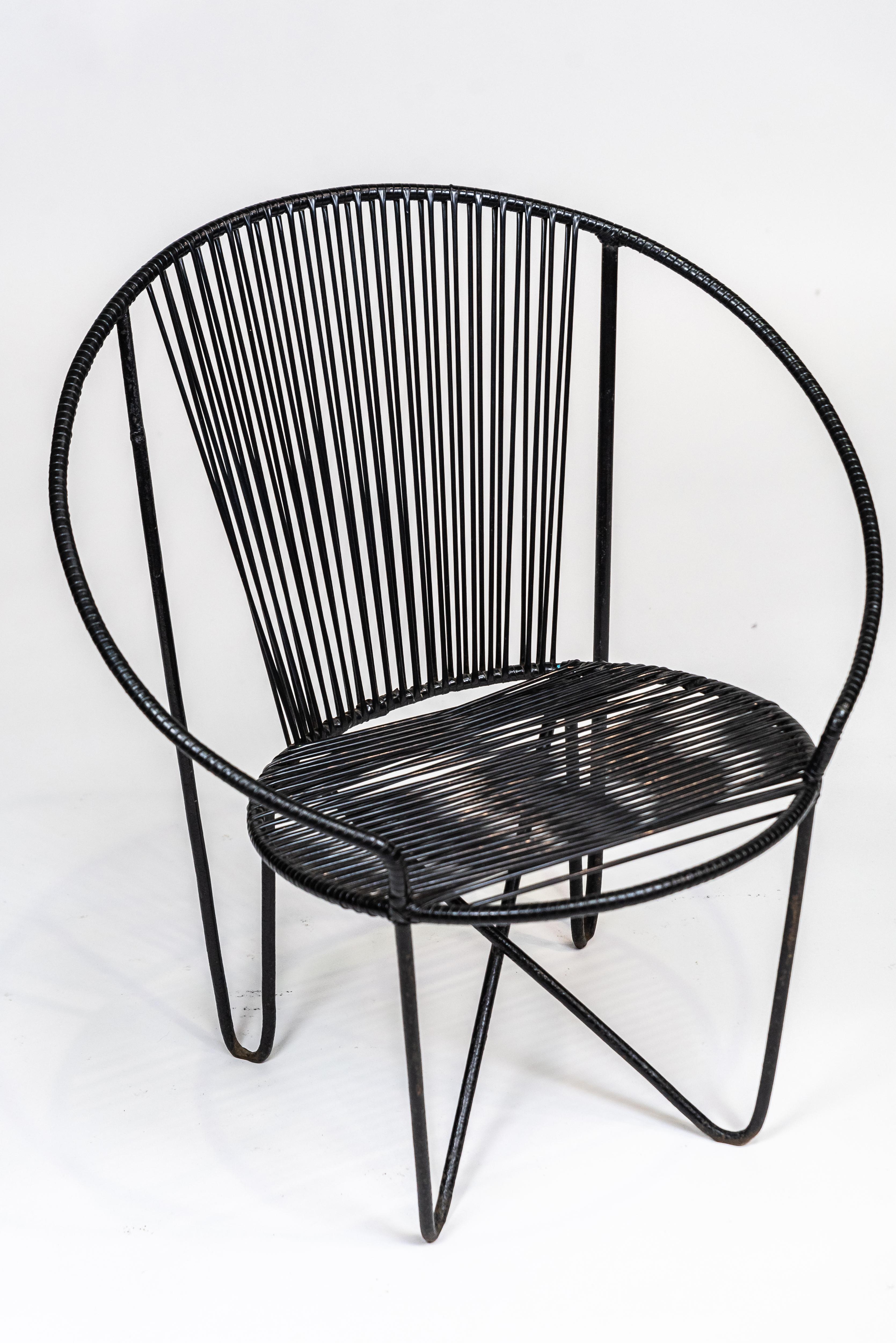 With its folded tubular metal structure and nylon rope back and seat, this piece characterises both the 50's and the early style of José Zanine Caldas, a self-taught artist who was always at the forefront of aesthetics and in search of new materials
