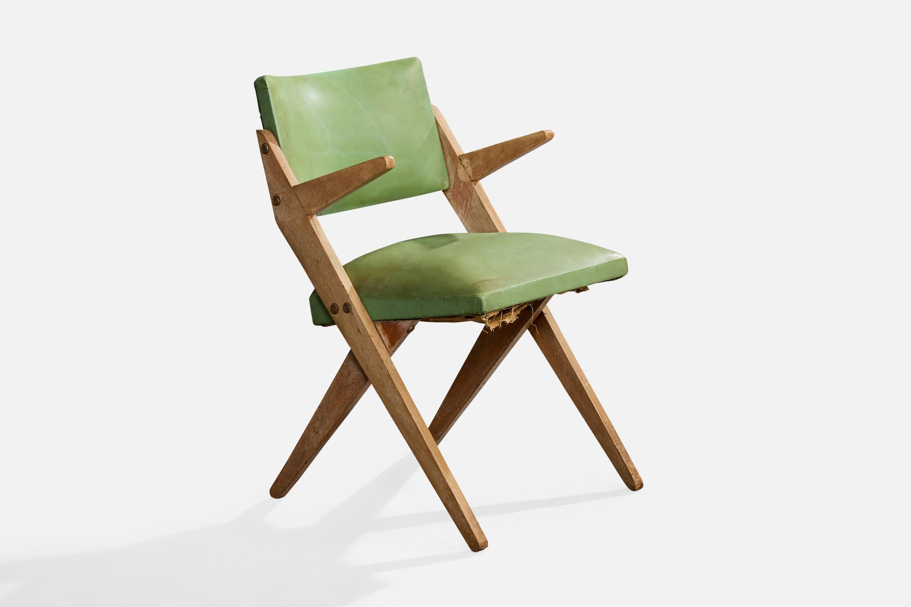 Poltrona o sedia in legno e vinile verde disegnata e prodotta da José Zanine Caldas, Brasile, anni Cinquanta.

Forte usura della cornice in legno.

Vinile d'epoca in condizioni di degrado; si consiglia di rivestirlo.

Teste di chiodi in patina nella