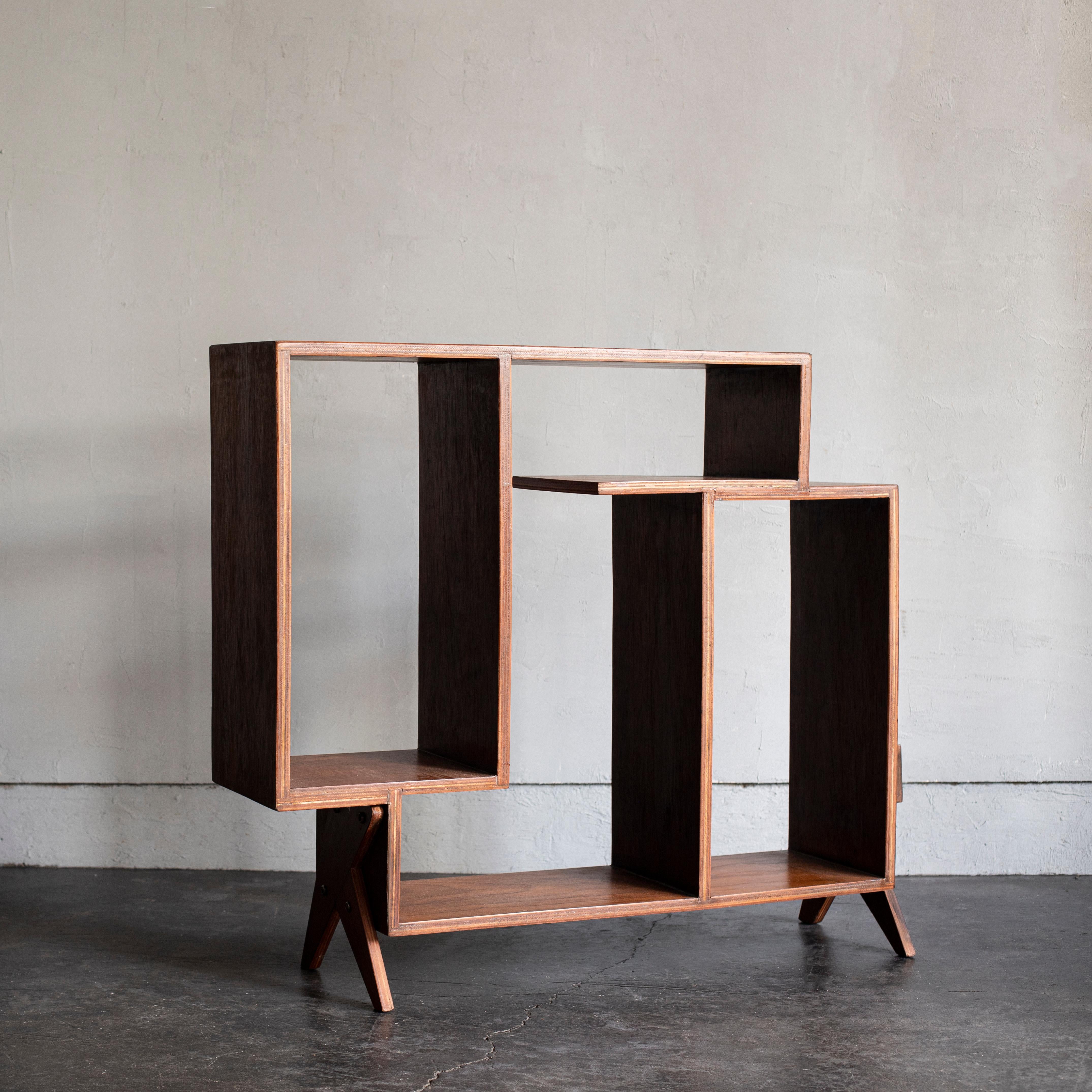 A rare plywood bookcase designed by José Zanine Caldas for Móveis Artísticos Z in 1950s.
Asymmetry design with unique legs.
An early edition sticker on the bottom.