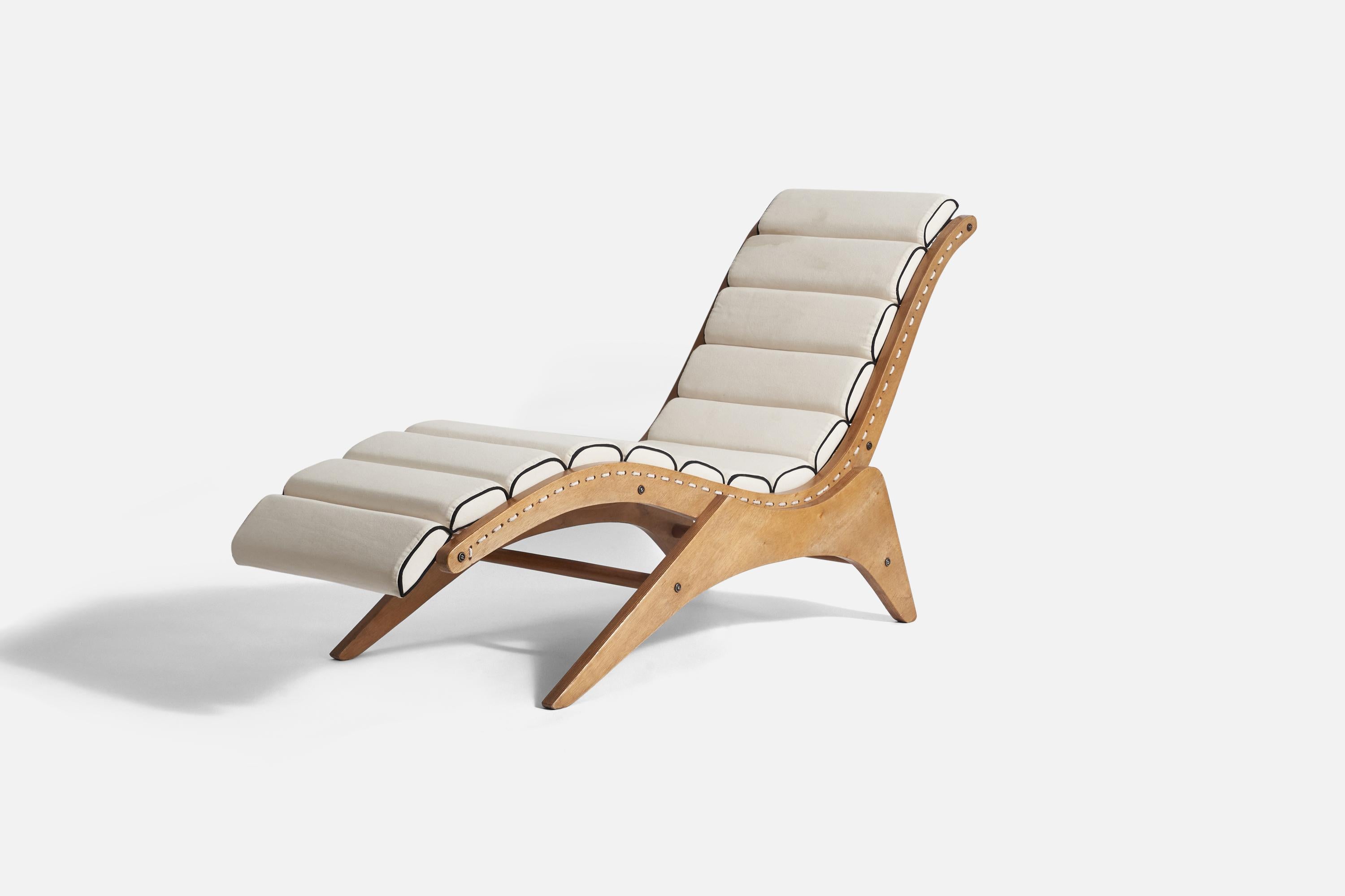 A chaise longue designed by José Zanine Caldas for Mòveis Artísticos Z, Brazil, in 1949. It features marina plywood, cord, and fabric. 

Present example was exhibited in Galería Millan, in exhibition 