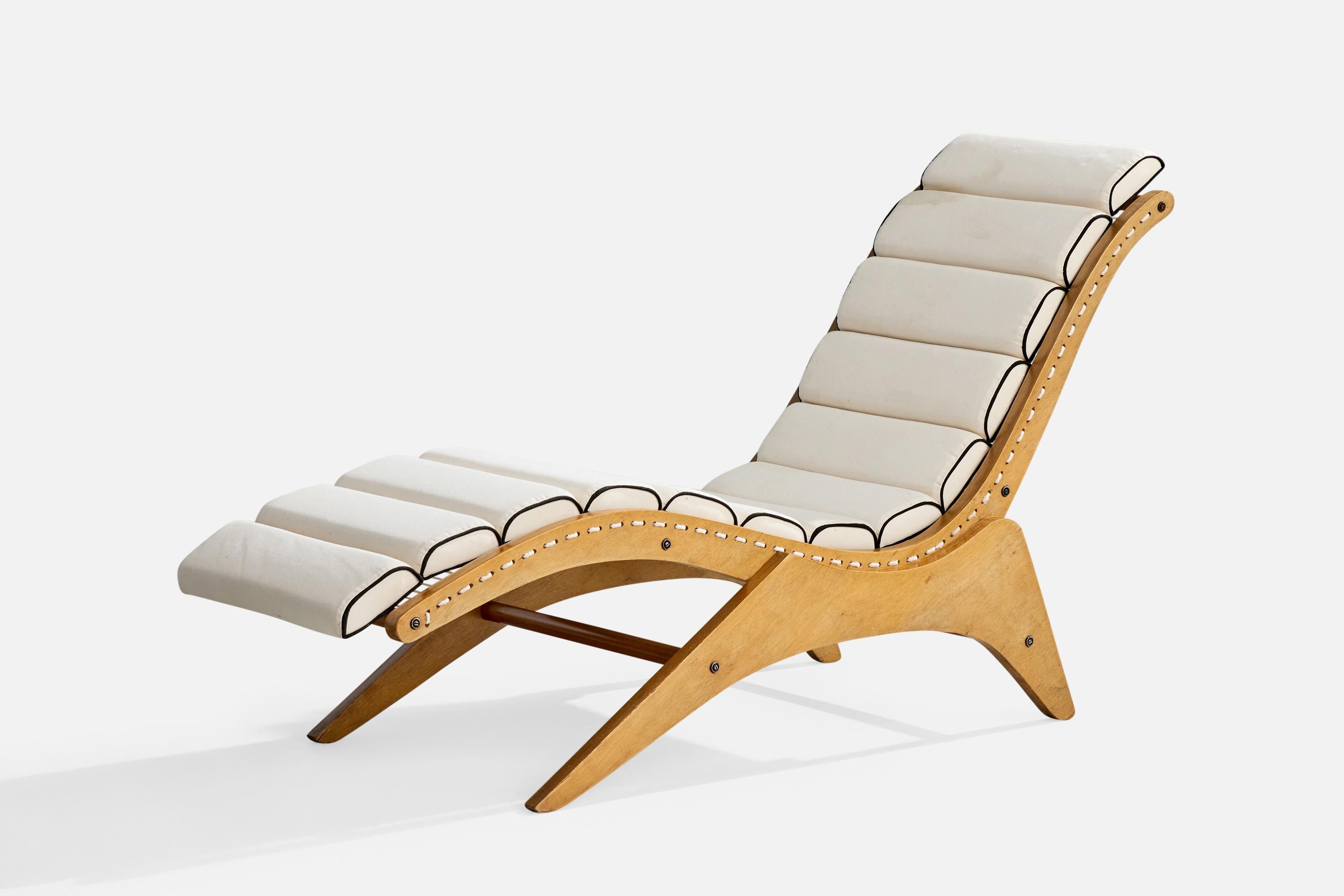 A marine plywood, cord, and fabric chaise longue designed by José Zanine Caldas for Mòveis Artísticos Z, Brazil, 1949.

Present example was exhibited at Galería Millan, in the exhibition 