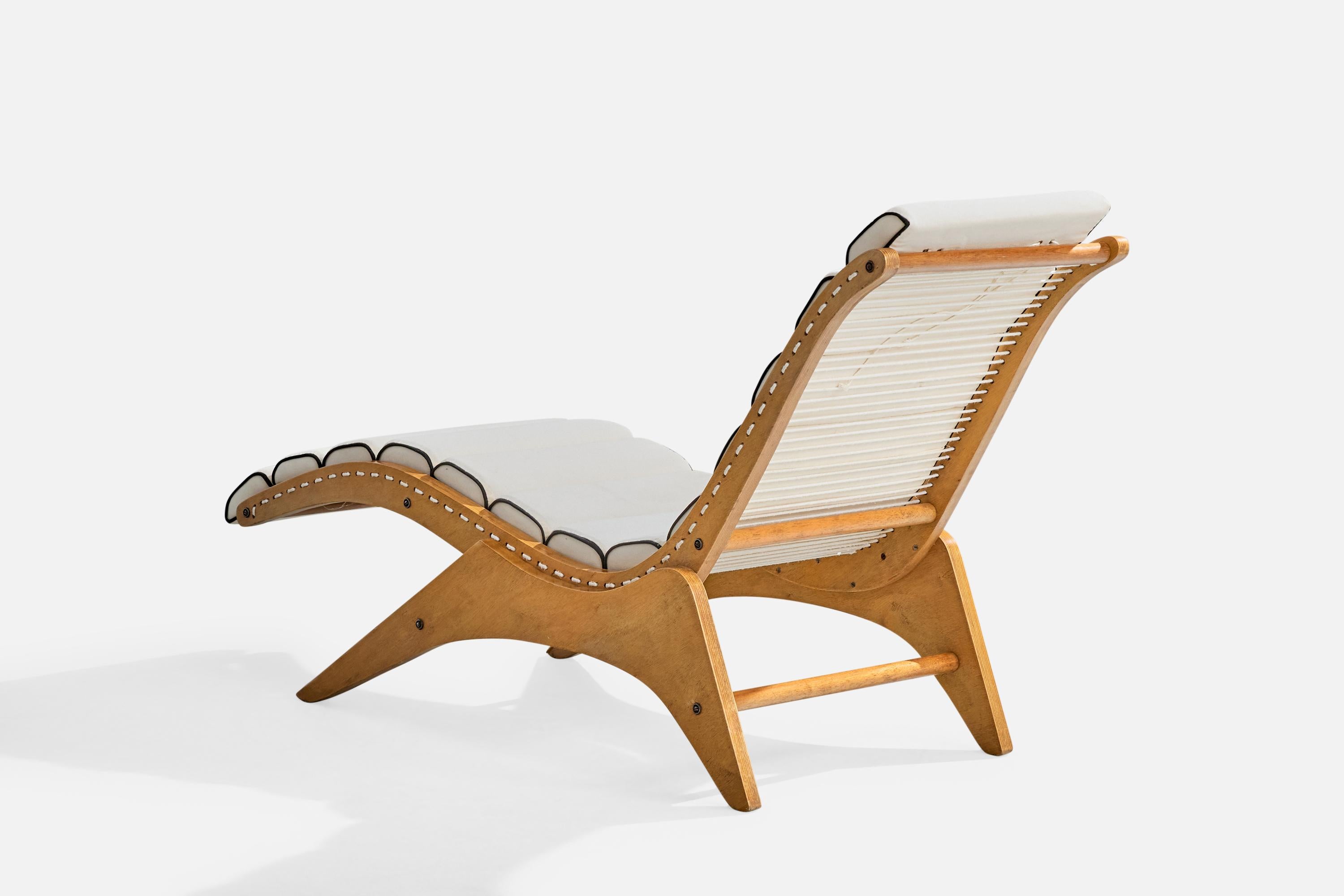 Mid-Century Modern José Zanine Caldas, Chaise Longue, Plywood, Rope, Fabric, Brazil, 1950s For Sale