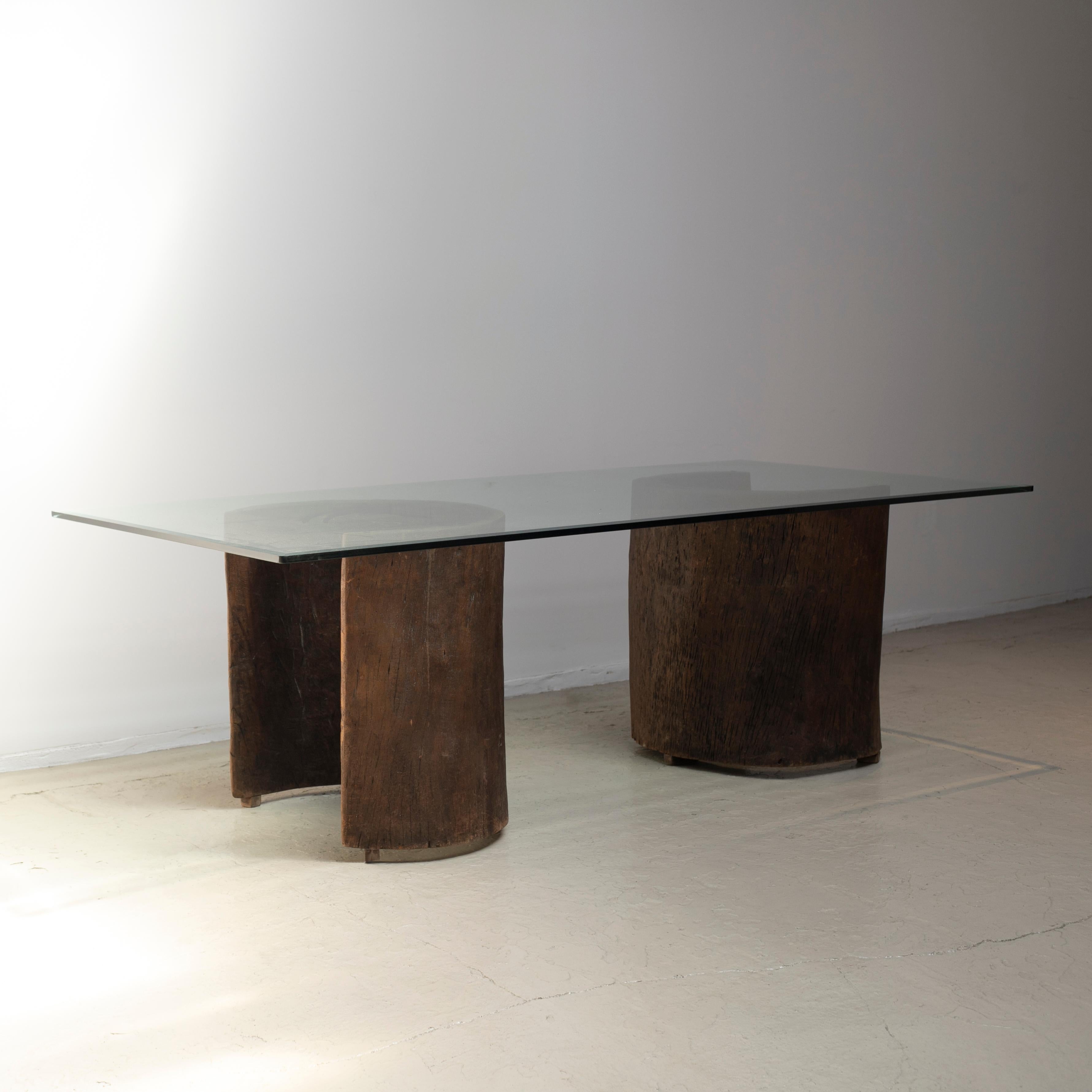 Table de salle à manger conçue par José Zanine Caldas dans les années 1970.
Le plateau en verre d'origine et les pieds en bois massif brésilien.
Cet individu a été exposé lors de l'exposition 