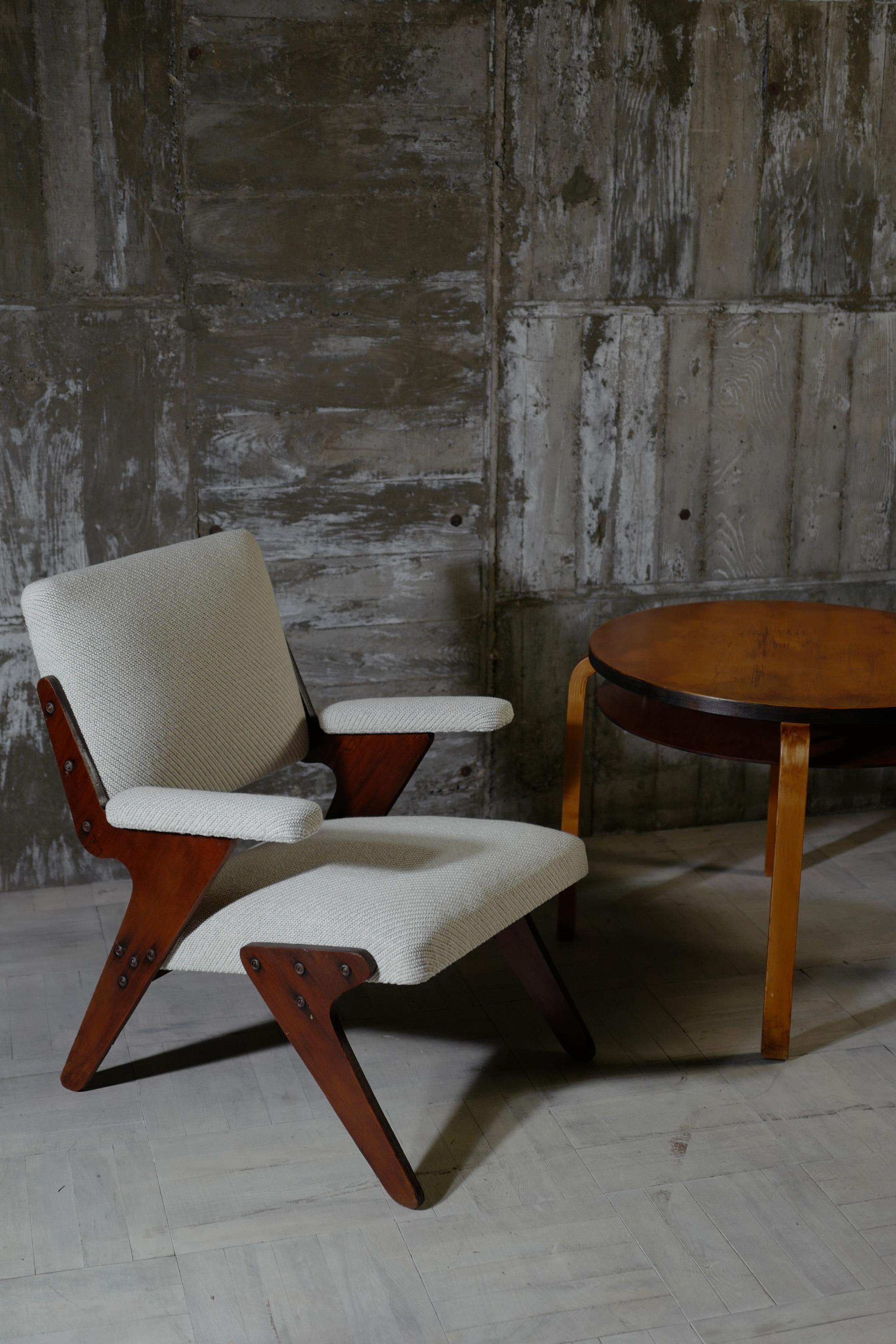 Butaca fabricada por Móveis Artísticos Z diseñada por José Zanine Caldas.
contrachapado con tejido de lana de Kvadrat.
Esta silla deja entrever las intenciones del diseñador.
