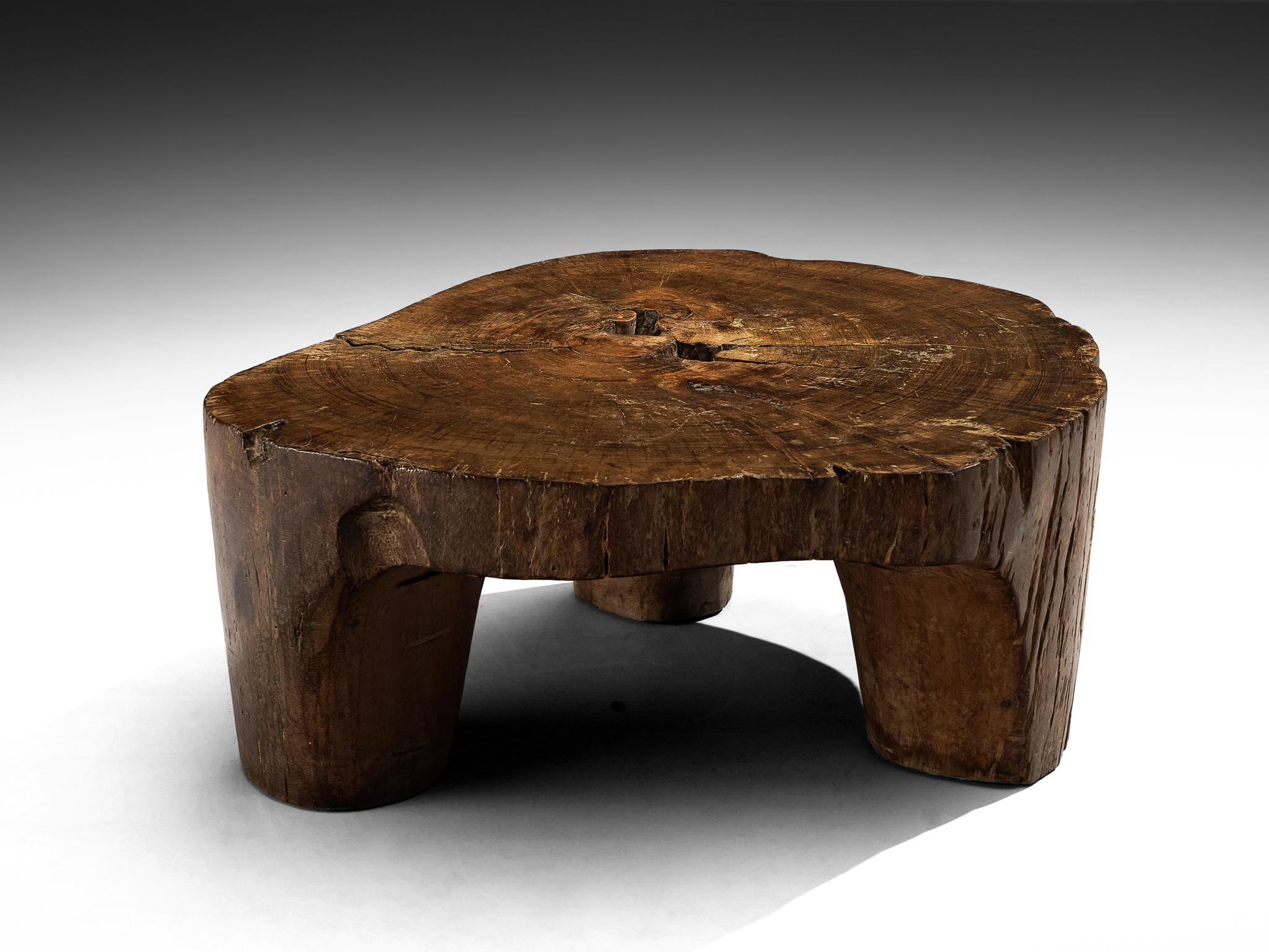 José Zanine Caldas, table basse, bois dur brésilien (pequi), Brésil, 1970

Cette exceptionnelle table basse sculptée à la main incarne tout ce que José Zanine Caldas représentait : l'amour de la nature et surtout du bois. Cette table, créée dans les