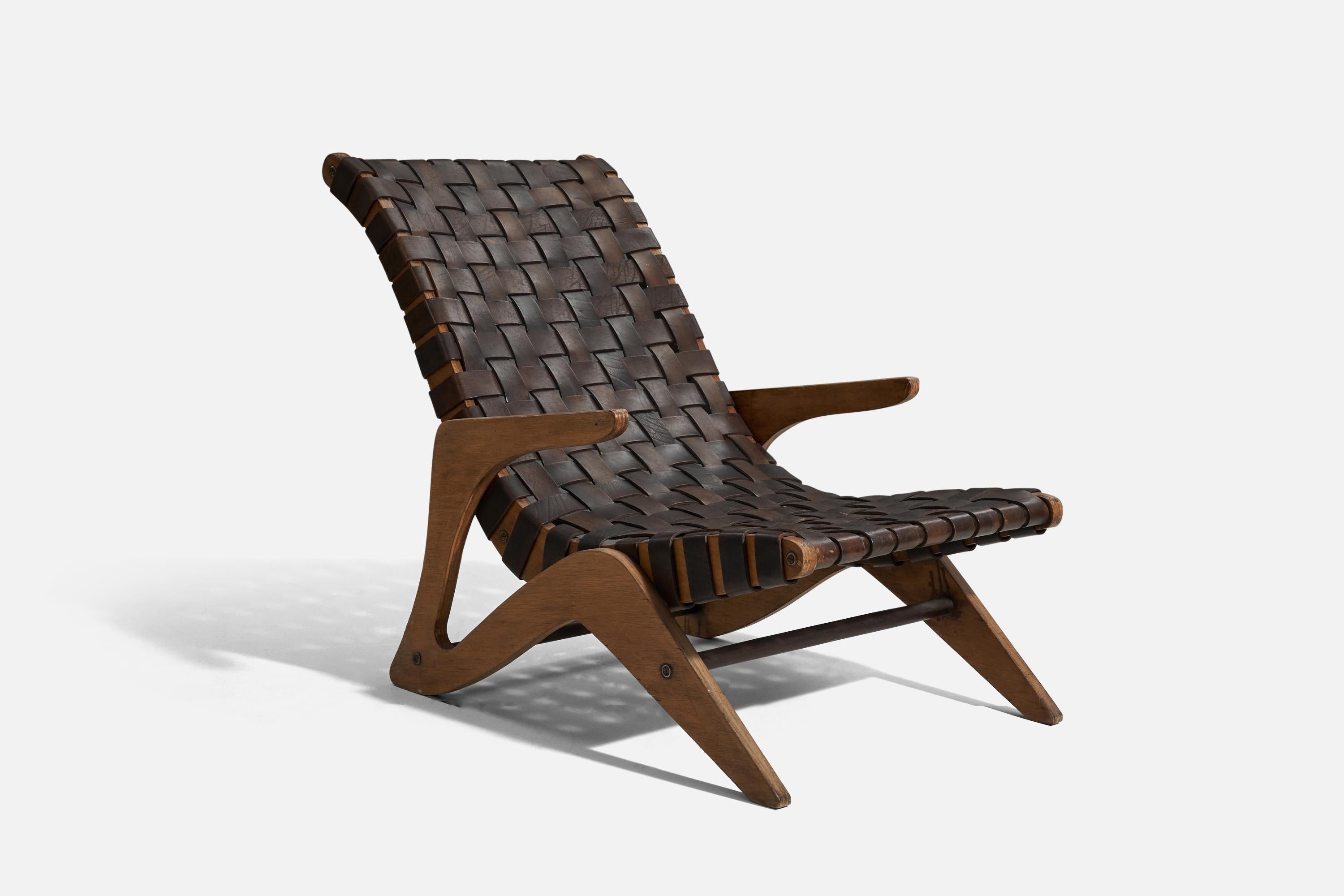 Ein Sessel, entworfen von José Zanine Caldas für Mòveis Artísticos Z, Brasilien, 1949. Sie besteht aus Imbuia-Sperrholz, Messing und schwarz gefärbtem Lederband.
 