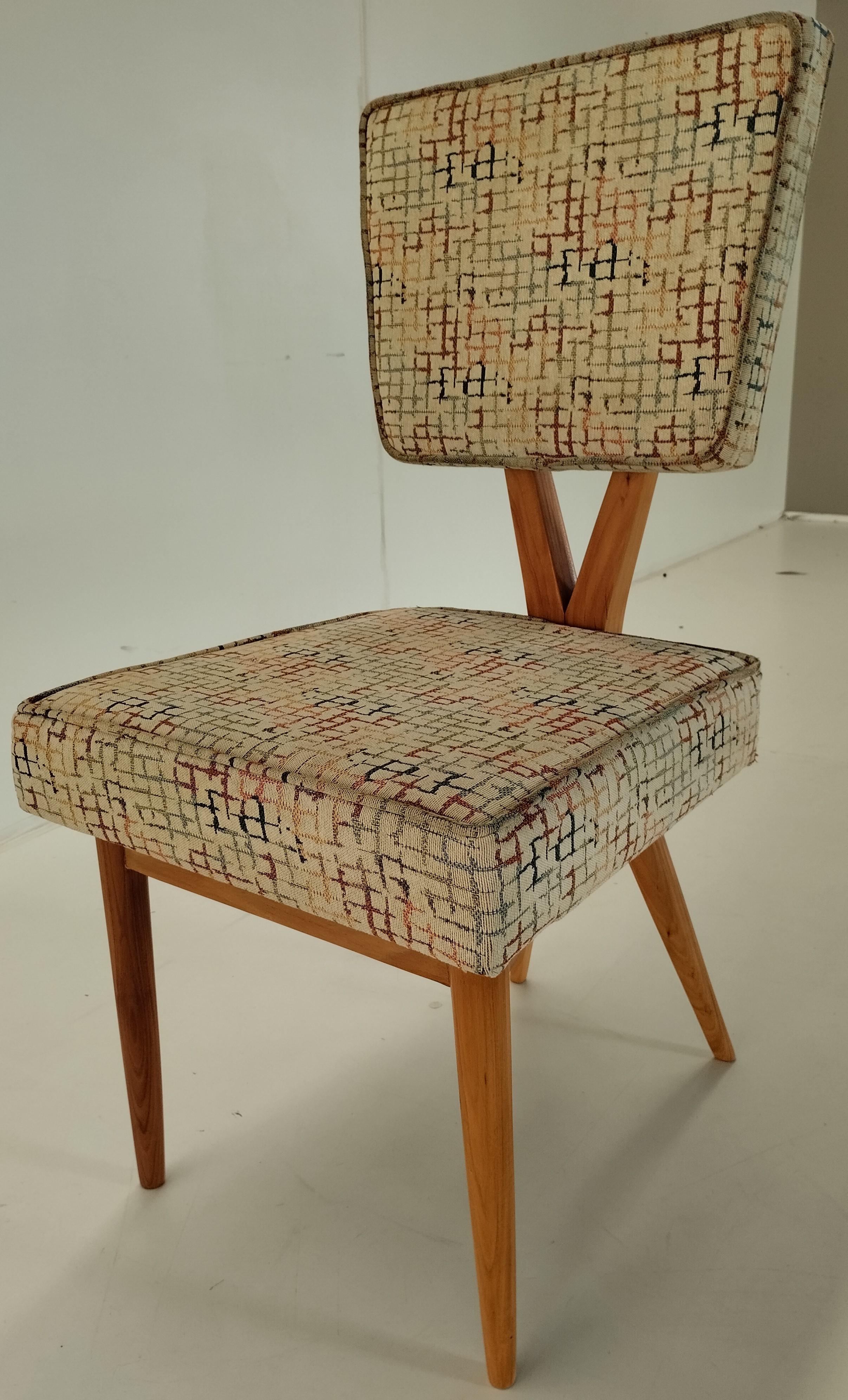 Cette belle et très rare chaise est attribuée à José Zanine Caldas et à son entreprise Móveis Artisticos Z. Structure en bois noble massif, totalement originale, seulement nettoyée et remise à neuf. Dossier en X. Dossier et assise en tissu tacheado