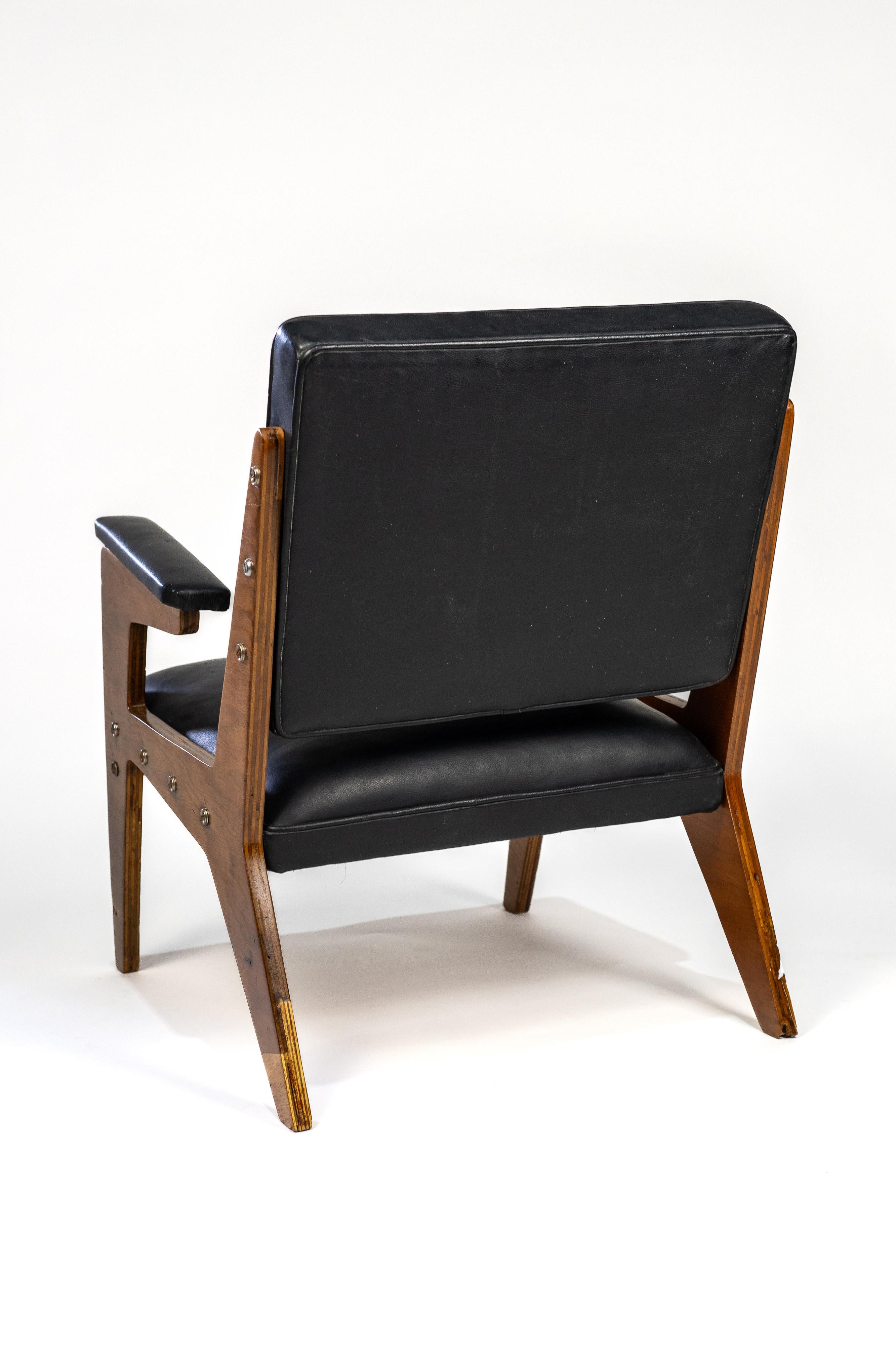 Cette chaise en contreplaqué et en similicuir témoigne de la créativité de José Zanine Caldas dans les années 1950.

Le choix du contreplaqué qu'il affectionne particulièrement durant cette décennie lui permet de laisser libre cours à ses dessins