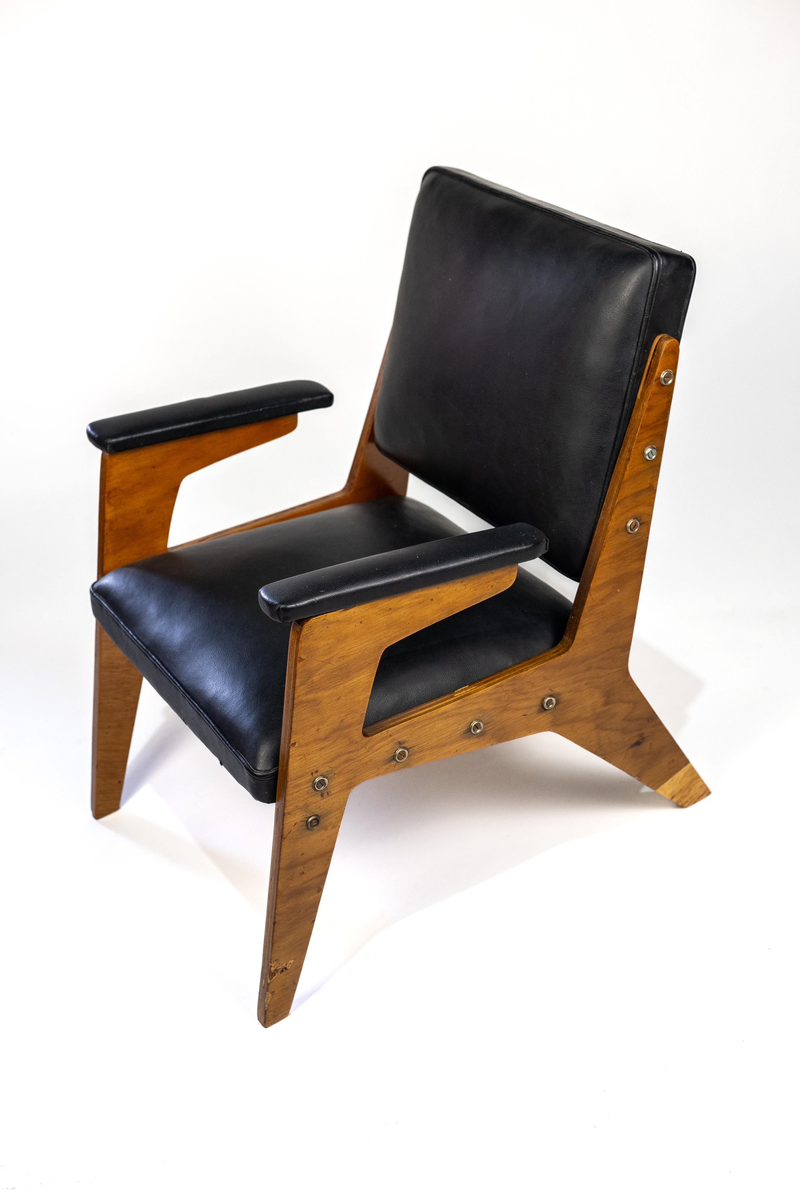 Hand-Crafted José Zanine Caldas. Moveis Z armchair, c. 1950. Plywood Naval and curvin wedge. For Sale
