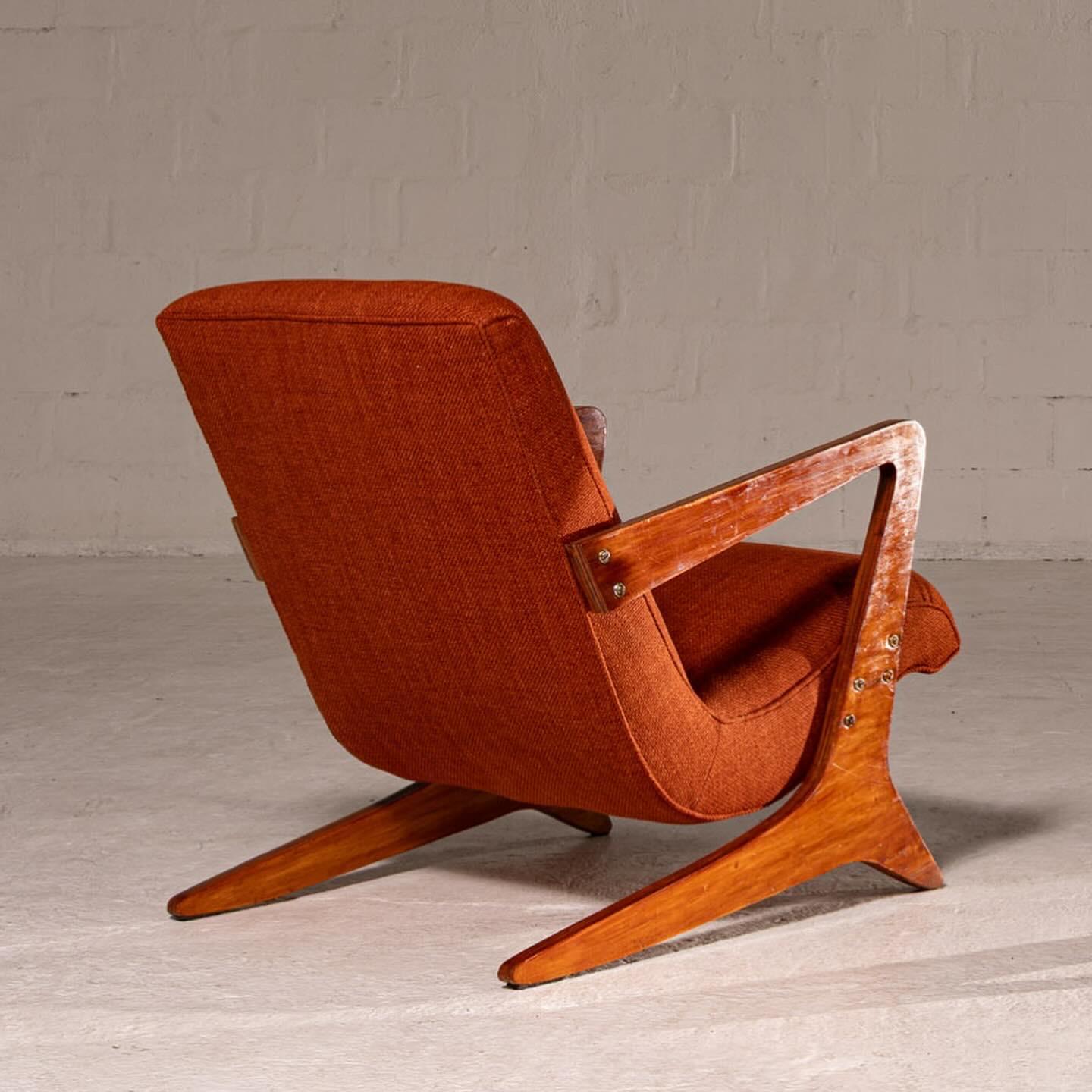 José Zanine Caldas (1919-2001)
Paar Sessel Modell Zeca, um 1950
Historisches Stück
Marinekeil und Leinen
76 x 59 x 85 cm

Dieses seltene Paar 
