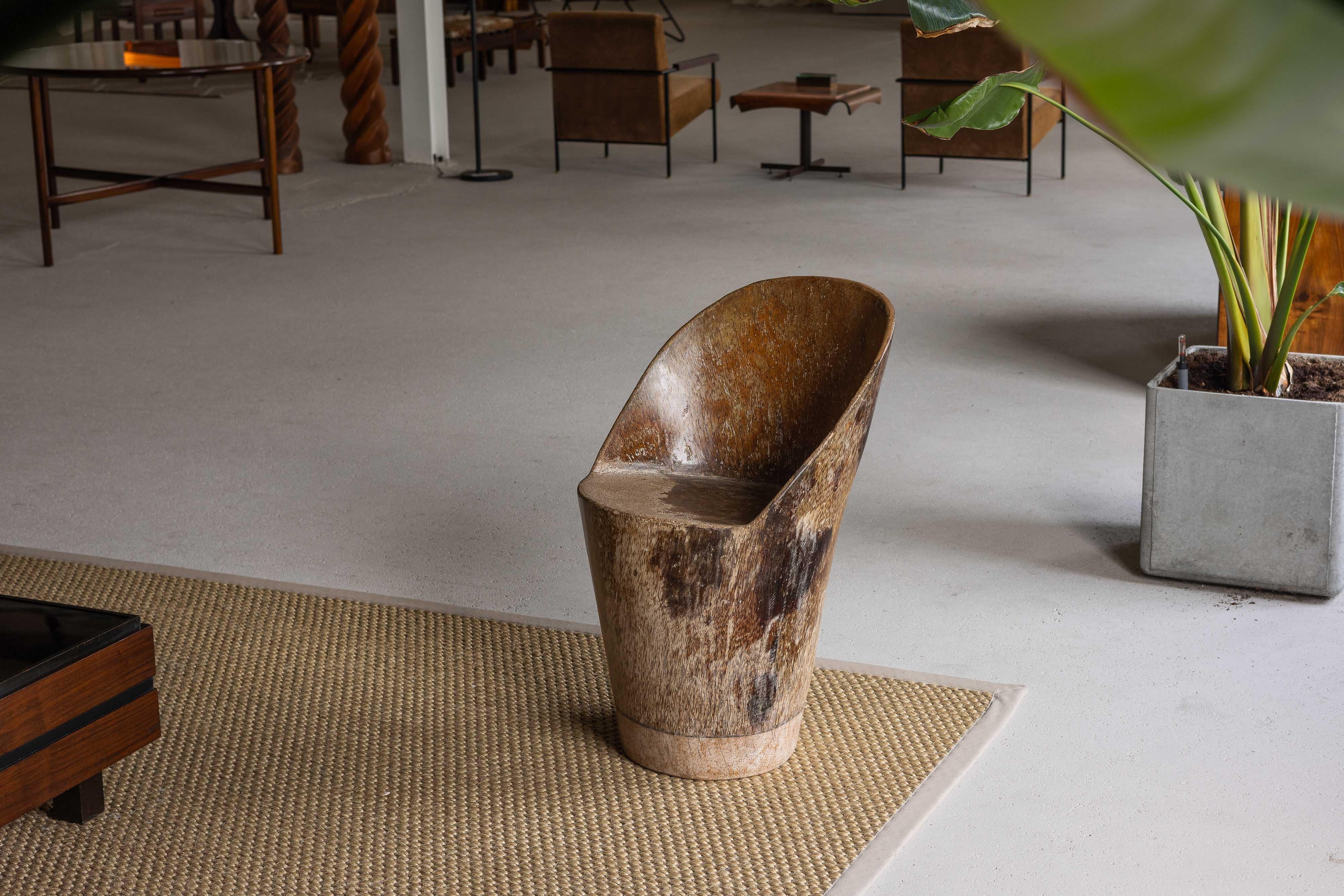 La icónica silla Pilão, diseñada por José Zanine Caldas y fabricada en la década de 1970 por uno de sus hábiles carpinteros, es un ejemplo notable de la visión y el arte de Caldas. Creada específicamente para una casa de Nova Viçosa (Brasil), esta