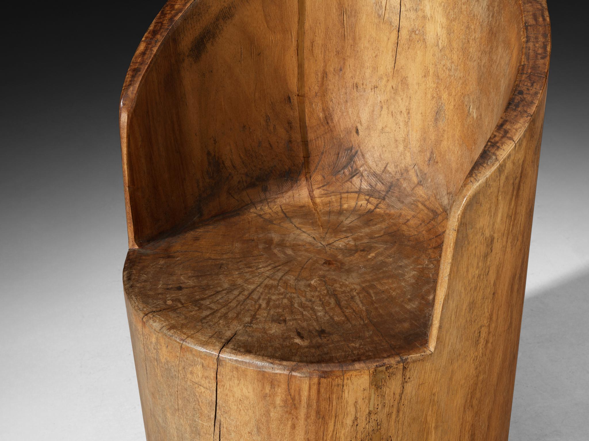 Mid-Century moderno José Zanine Caldas Pilão Sedia intagliata a mano in legno duro brasiliano in vendita