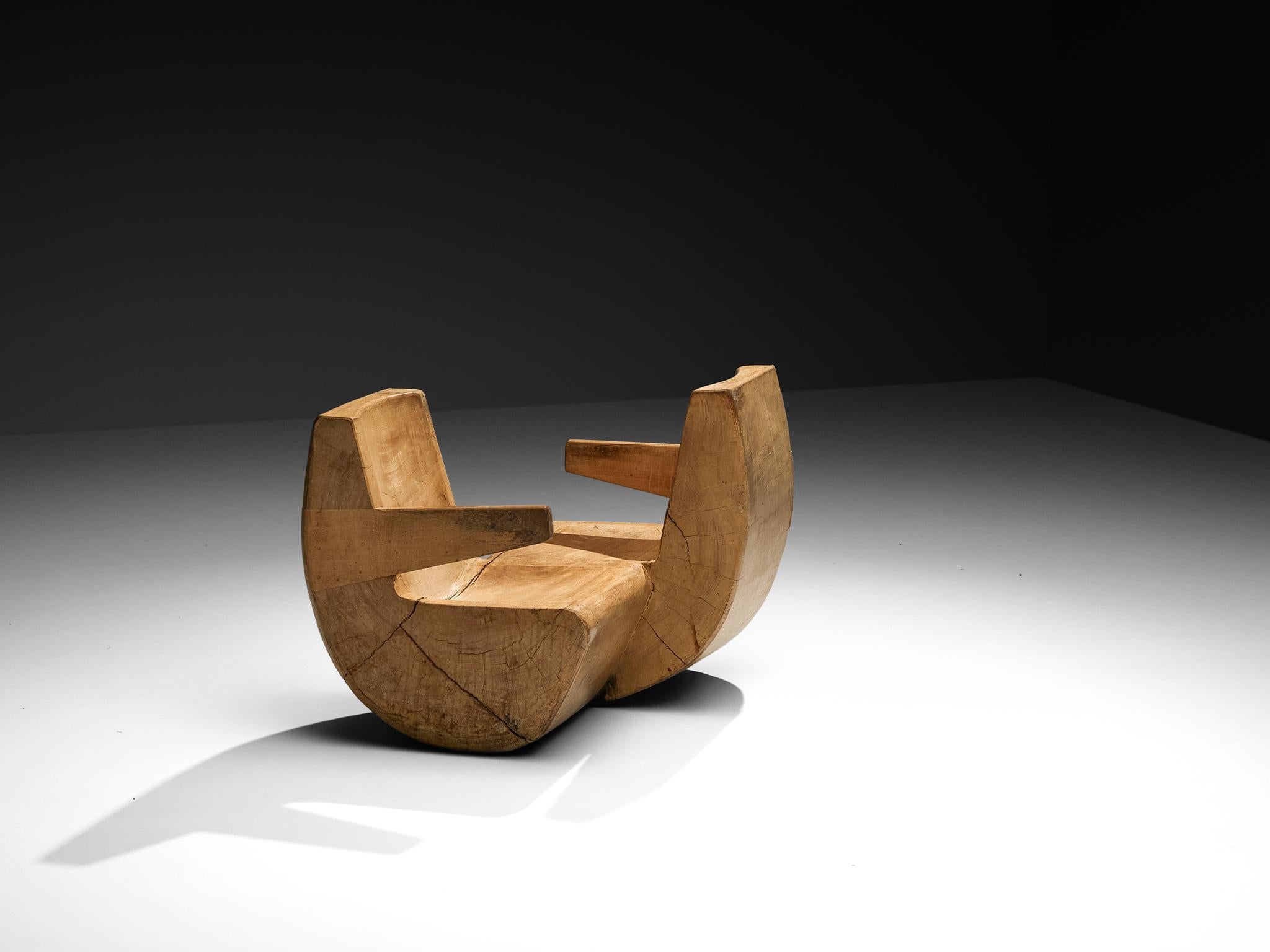 José Zanine Caldas, 'Namoradeira' - 'Conversadeira' - Tête-à-Tête - chaise longue, bois dur de Vinhatico, Brésil, ca. 1980 

La chaise à bascule sculpturale de José Zanine Caldas, qui porte plusieurs noms, dont Tête-à-Tête, Conversadeira,