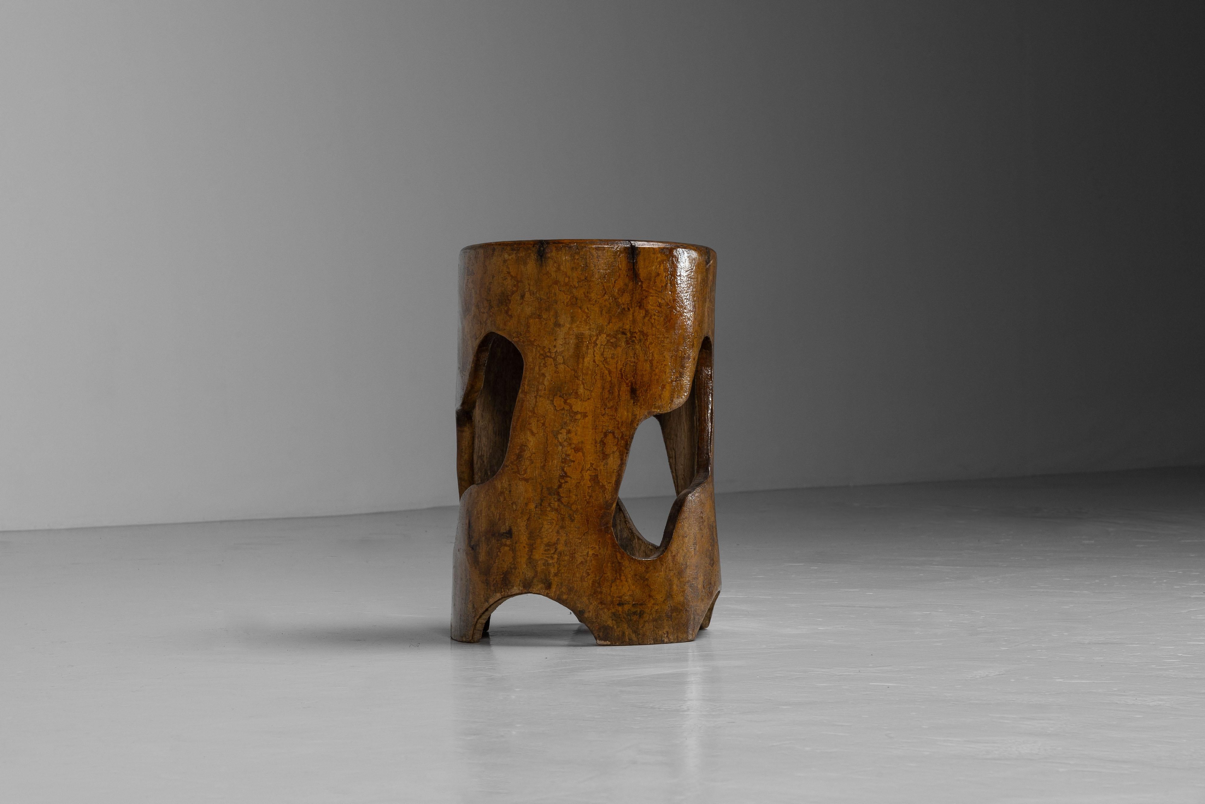 Tabouret fait d'un tronc creux conçu par José Zanine Caldas, fabriqué dans son propre atelier à Nova Vicosa, Brésil 1979. Fabriqué à partir d'un tronc en bois dur massif avec une patine d'origine étonnante. Finition en laque transparente. Il peut