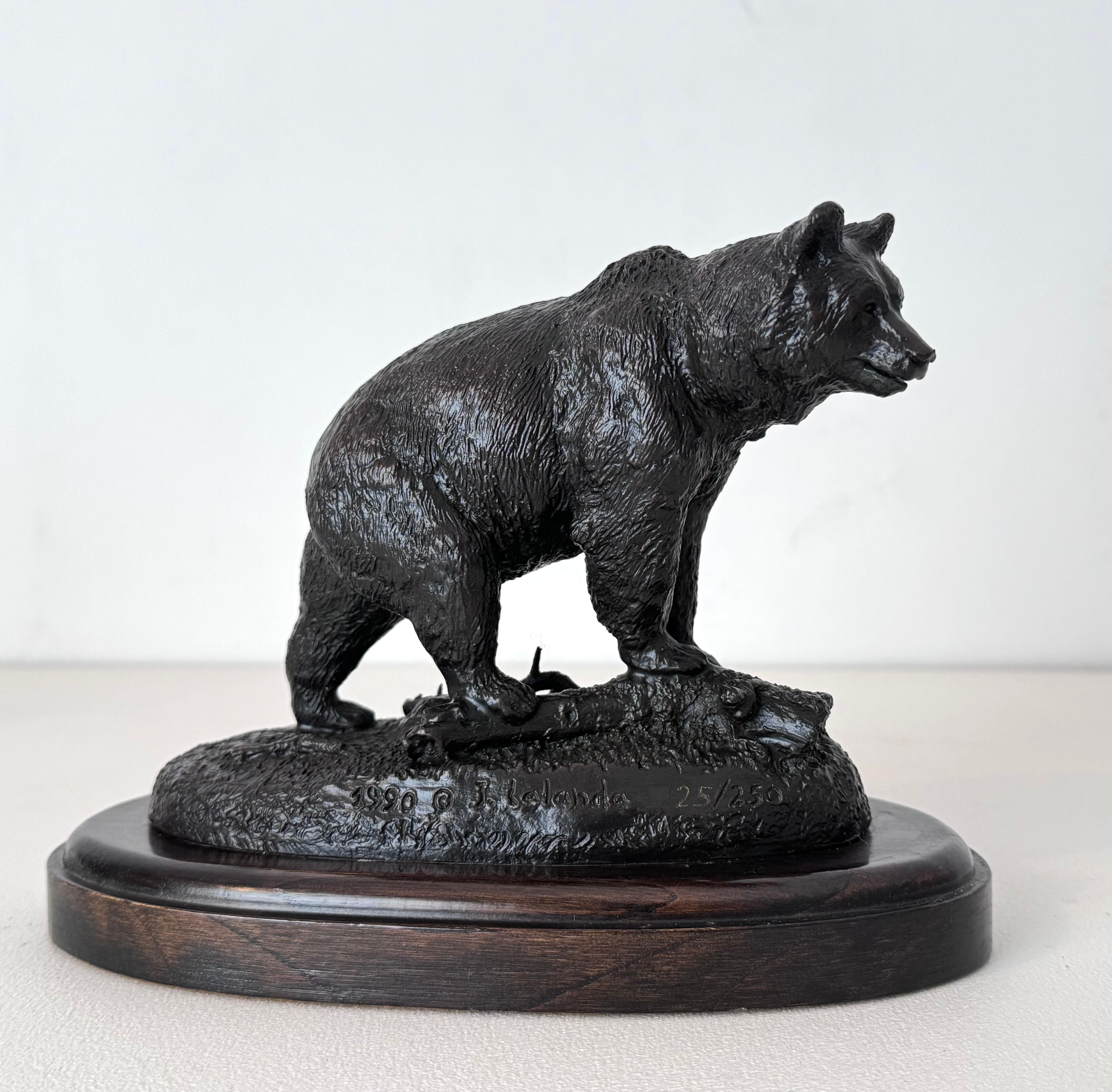 Josechu Lalanda (1939 - 2015)
Les nôtres
Bronze à patine brune sur un socle en bois
H. : 15,8 cm ; L. : 21,5 cm ; P. : 10,6 cm
Signé "J. Lalanda", daté "1990"
Numéroté "25 / 250"

Josechu Lalanda est un artiste espagnol né en 1939 à San Sebastián et