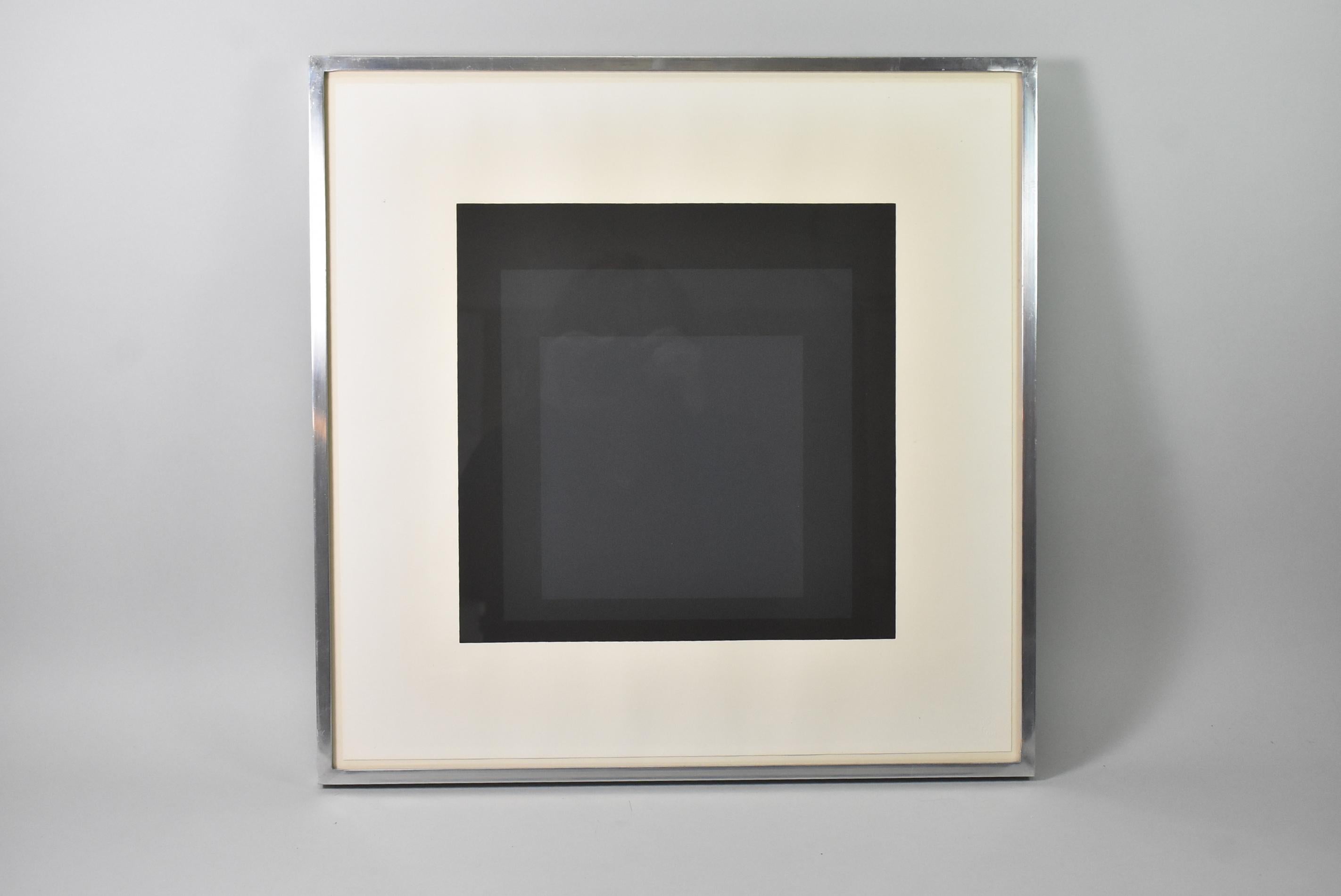 Stampa del 1965 di Josef Albers in nero e grigio antracite della serie Omaggio al quadrato. Timbro a secco nell'angolo inferiore destro. Complessivamente 18