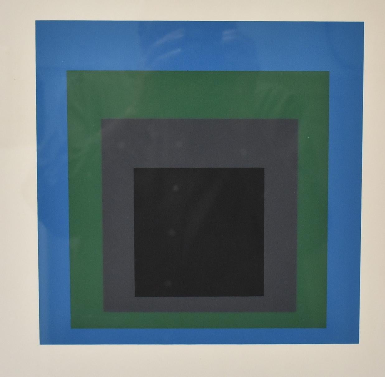 Josef Albers Porta Negra 1965 de la série Soft Edge Hard Edge, qui fait partie de la série plus large Homage to the Square. Cette estampe en bleu, vert, gris et noir provient d'une édition de 250 exemplaires publiée par Ives Sillman, New Haven.