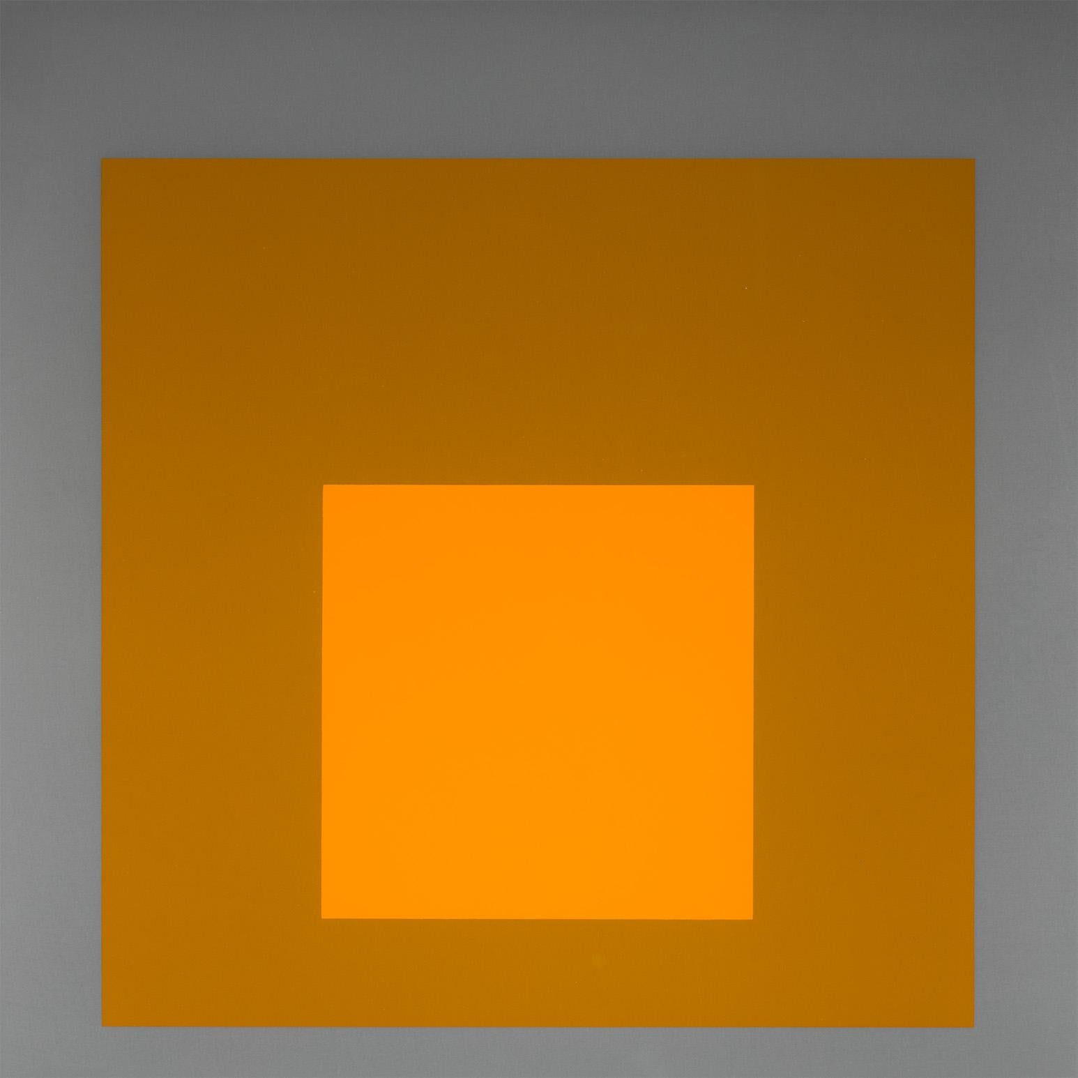 Josef Albers (1888-1976) est associé à de nombreux mouvements marquants de l'art du XXe siècle. Les historiens lui attribuent la fusion d'éléments de l'abstraction américaine et européenne, ainsi que l'influence du minimalisme, de la peinture