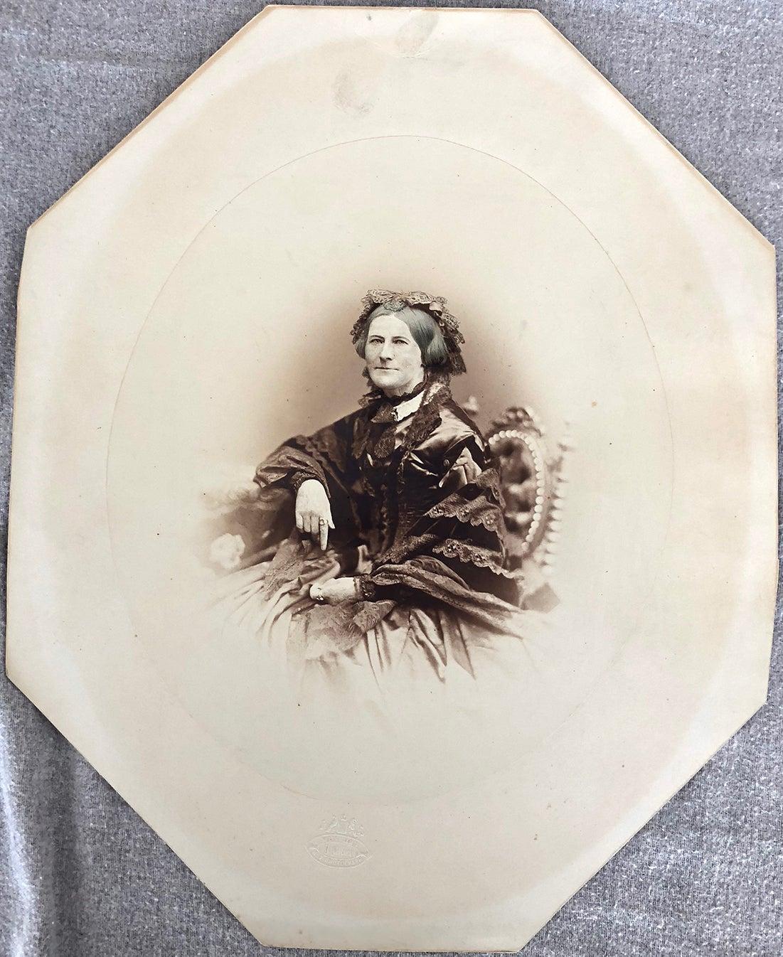 Retrato sin título, Fotografía antigua - Photograph de Josef Albert