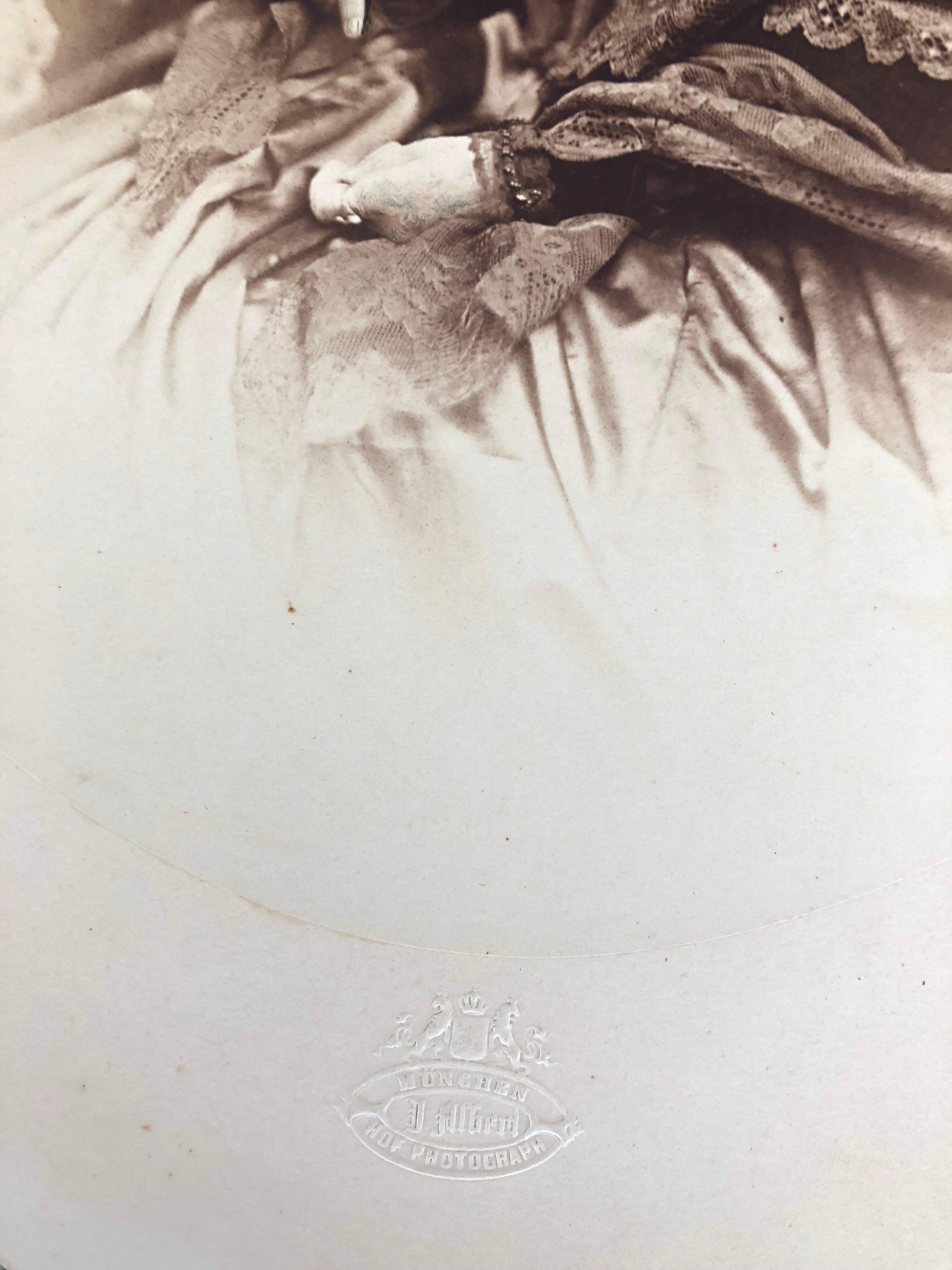 Retrato sin título, Fotografía antigua - Photograph Otro estilo de arte de Josef Albert