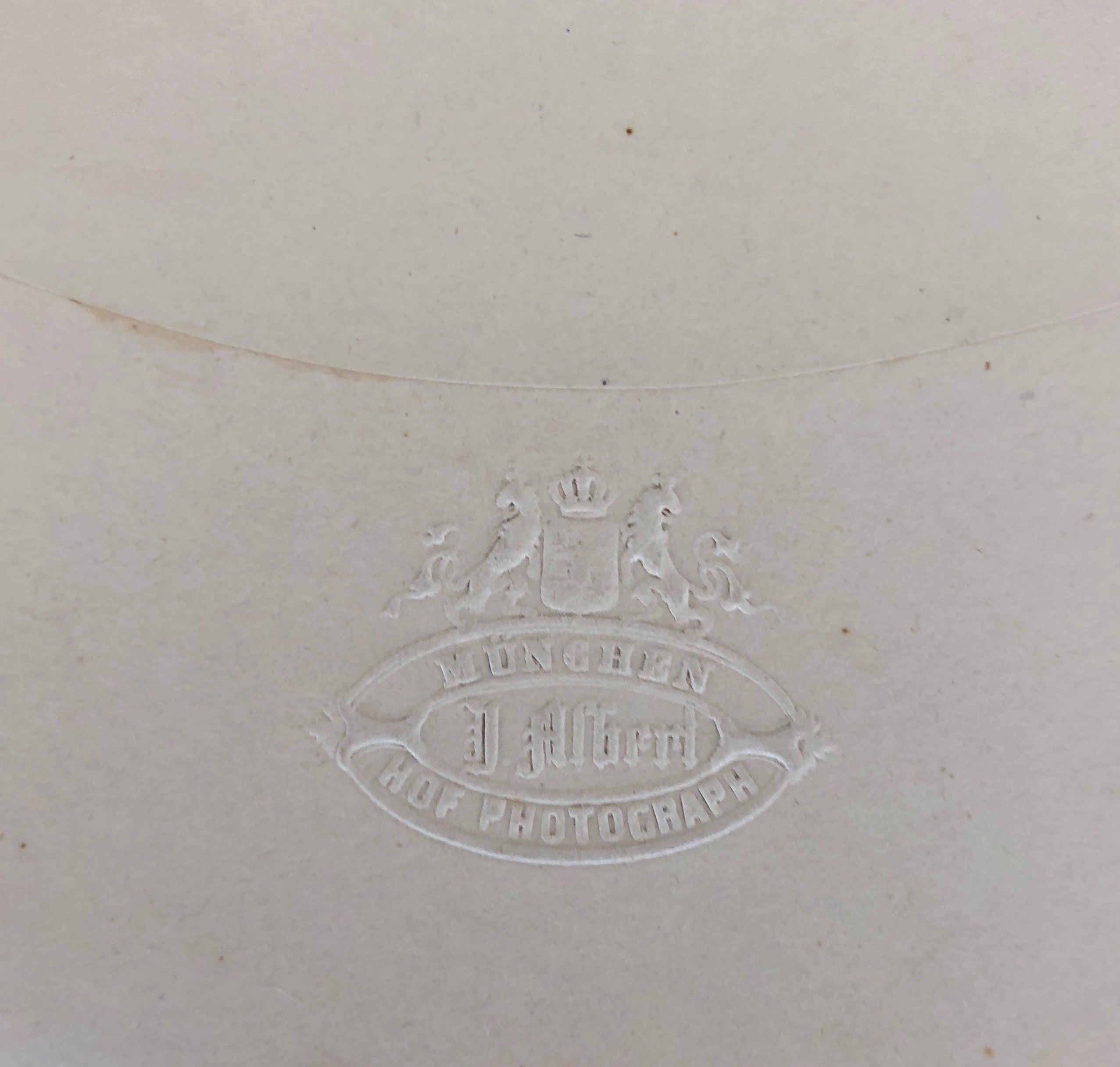 Sin título de Josef Albert, Múnich, hacia 1865
Fotografía a la albúmina montada sobre cartulina.
Tamaño de la hoja: 18 pulg. H x 13 pulg. W
Fotografía de Hof

Impreso en la tarjeta, con el logotipo.
Esta imagen puede tener imperfecciones, ya que o