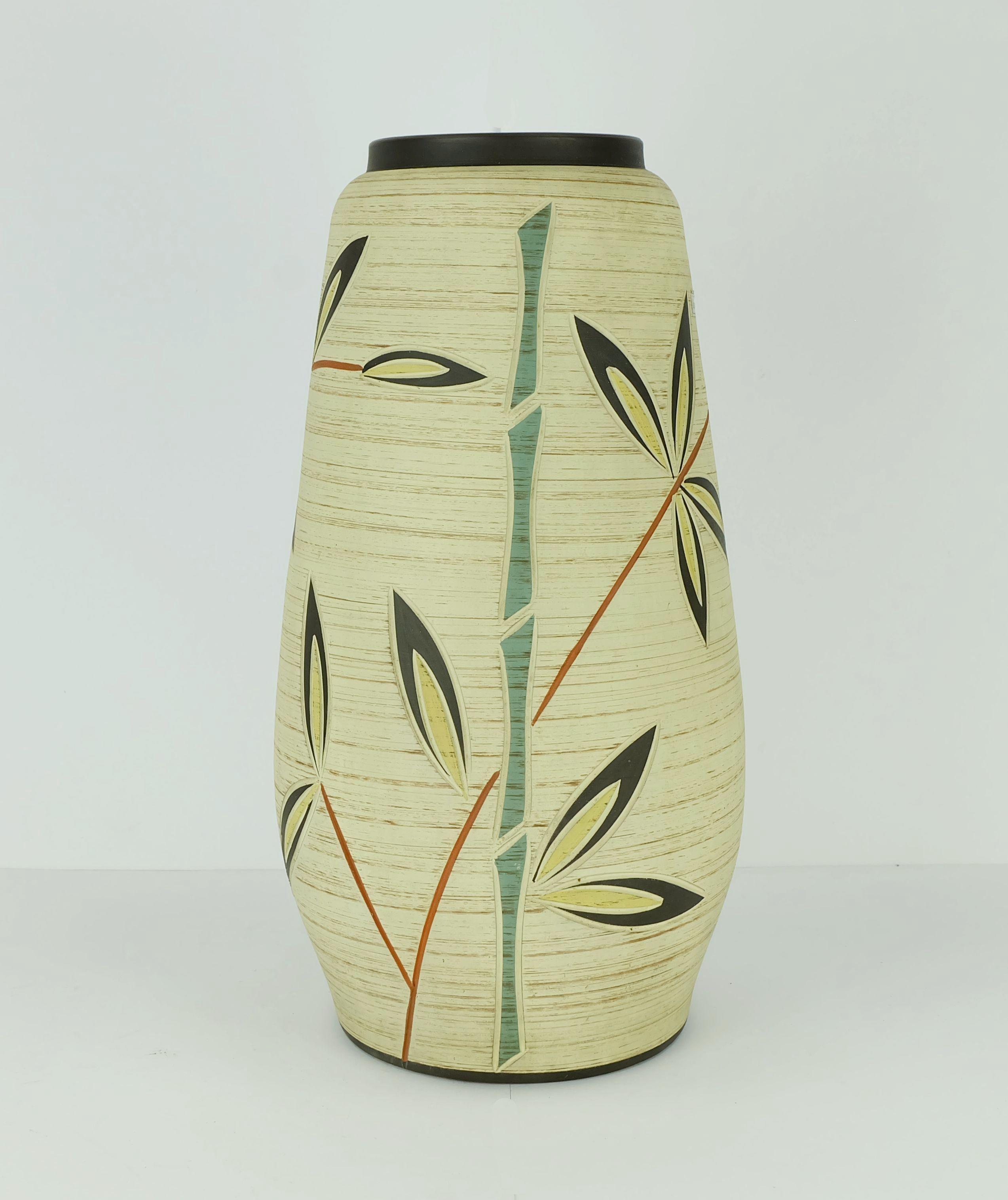 Grande vaso della metà del secolo scorso prodotto da Josef Duck Hillscheid. Sgrafitto floreale multicolore con decorazioni giapponesi. Con l'etichetta 
