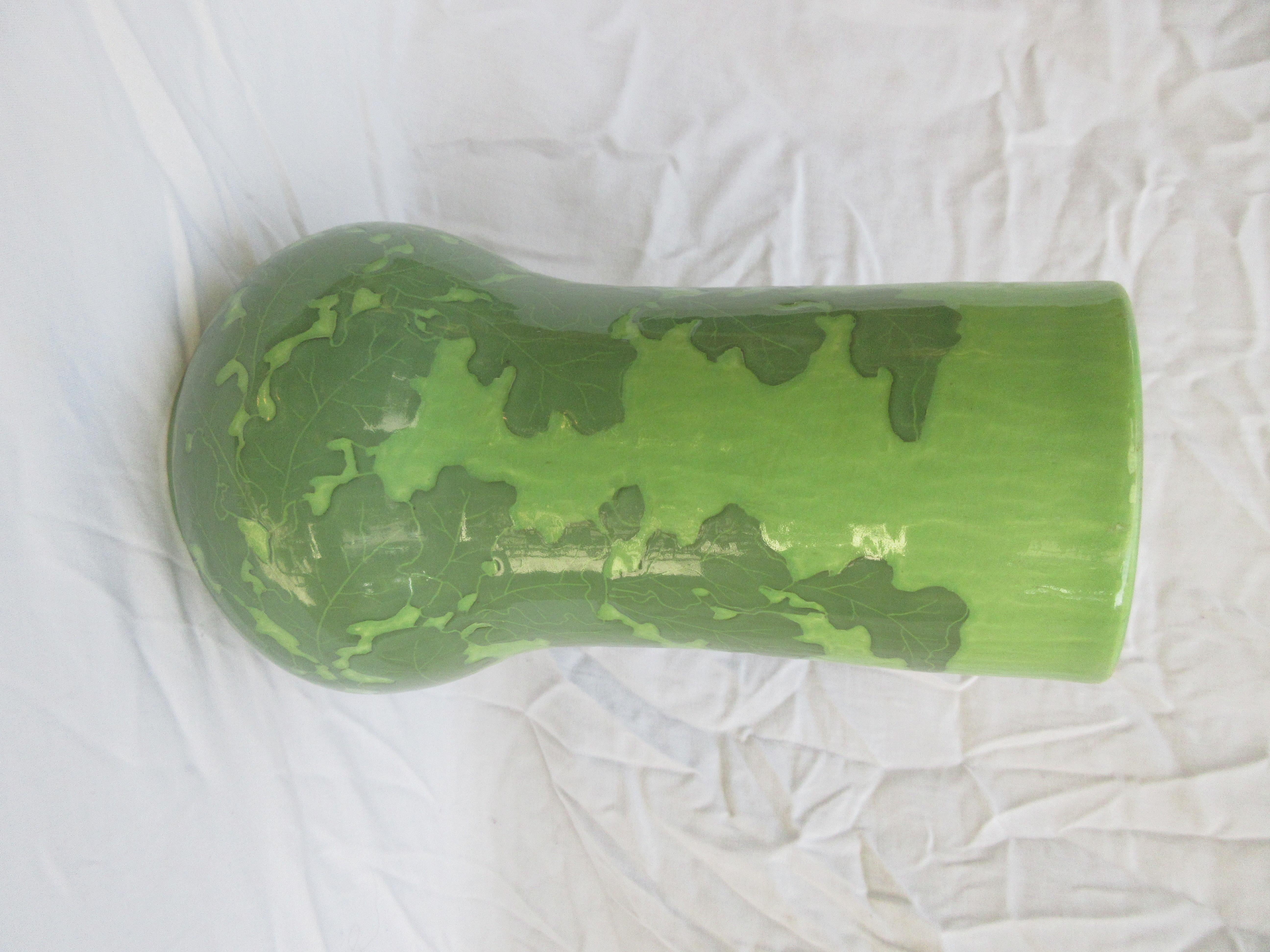 Dies ist eine Hand Made Vase, eine sehr seltene 2 Farbe grün. das einzige seiner Art. signiert und datiert, J-Ekberg 1907. Ein schwedischer Künstler, der 1898 bei der Keramikgießerei Gustavsberg in Stockholm anfing und dort bis zu seinem Tod im Jahr