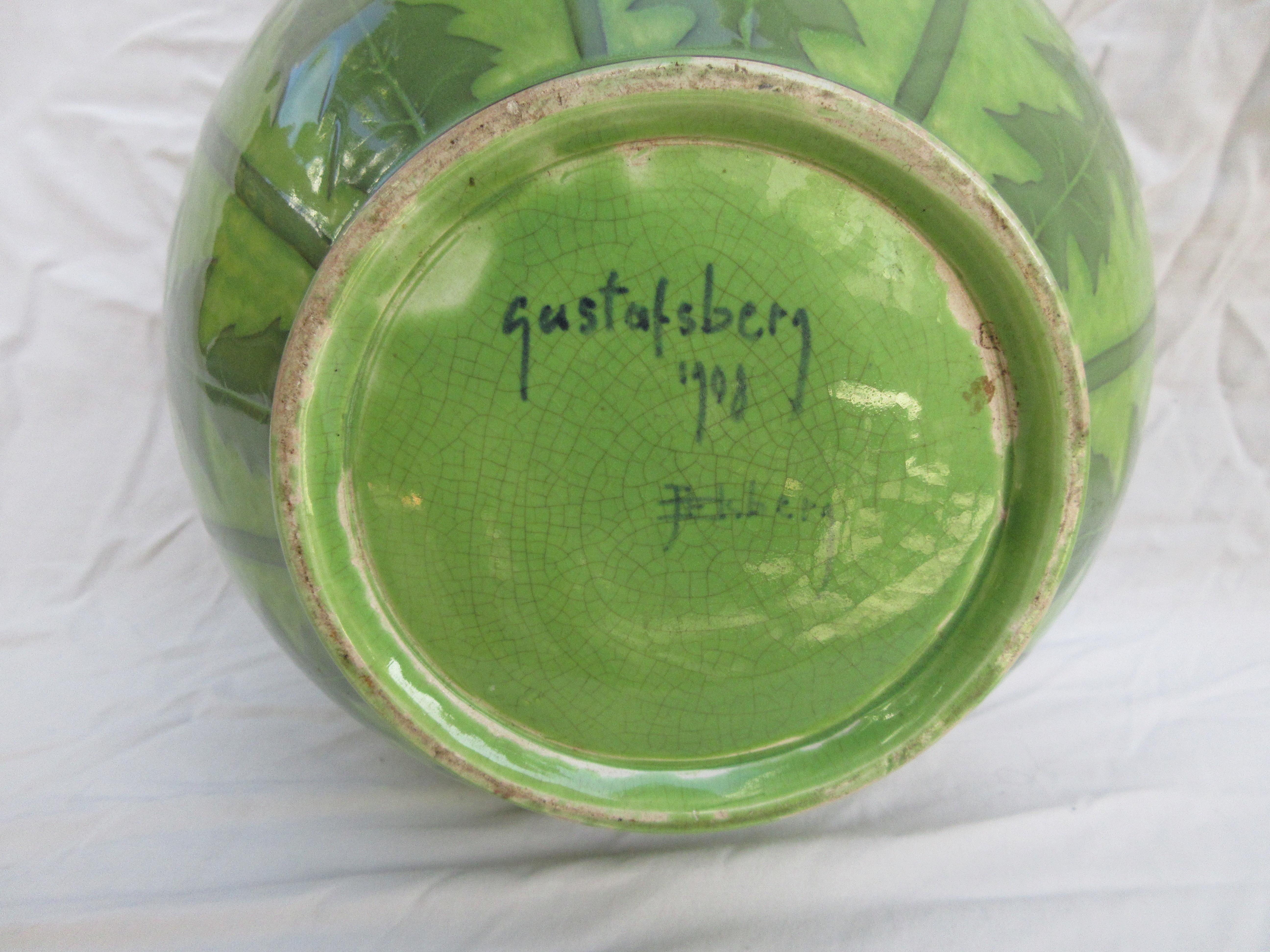 Si tratta di un vaso fatto a mano, un rarissimo Greene & Greene a due toni. L'unico nel suo genere. Firmato e datato, J-Ekberg 1908. Un artista svedese che iniziò a lavorare per la Gustavsberg Ceramic Foundry di Stoccolma nel 1898 e vi lavorò fino